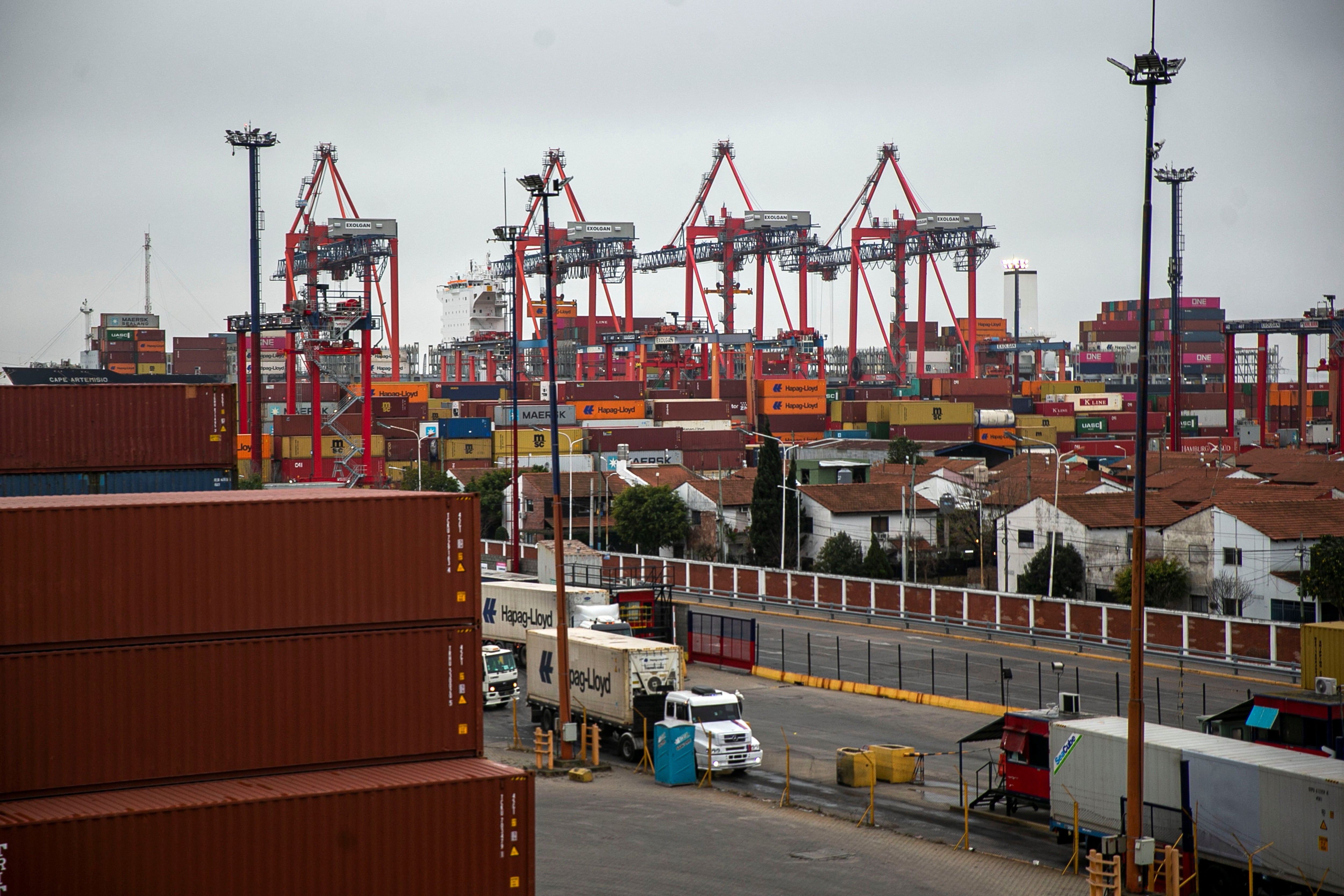 Vista general de contenedores en el Puerto Comercial de la ciudad de Buenos Aires (Argentina), en una fotografía de archivo. EFE/Demian Alday Estévez
