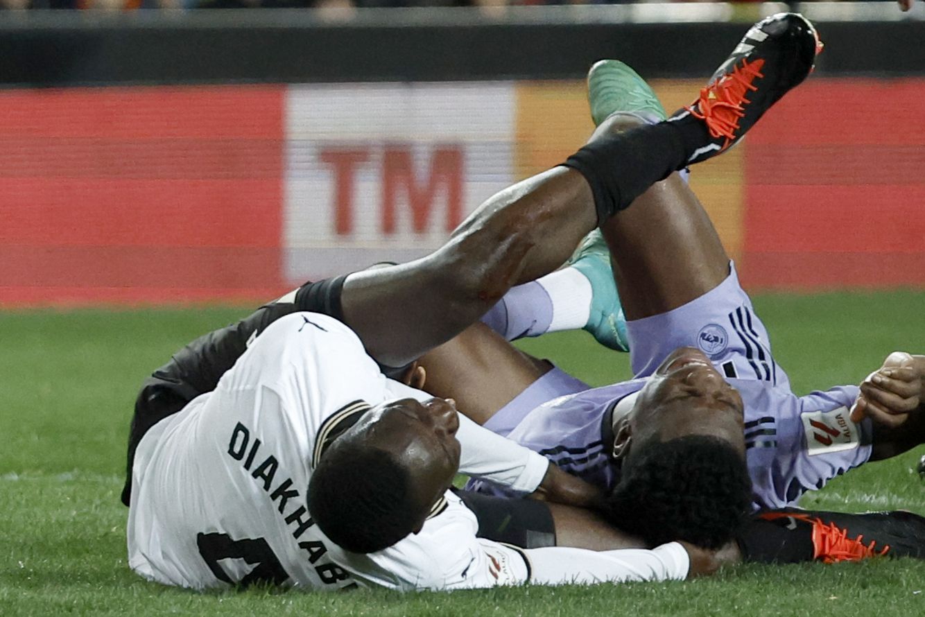 Diakhaby, se lesionó ante su compatriota, el defensa del Real Madrid Aurelien Tchouameni (Efe) 