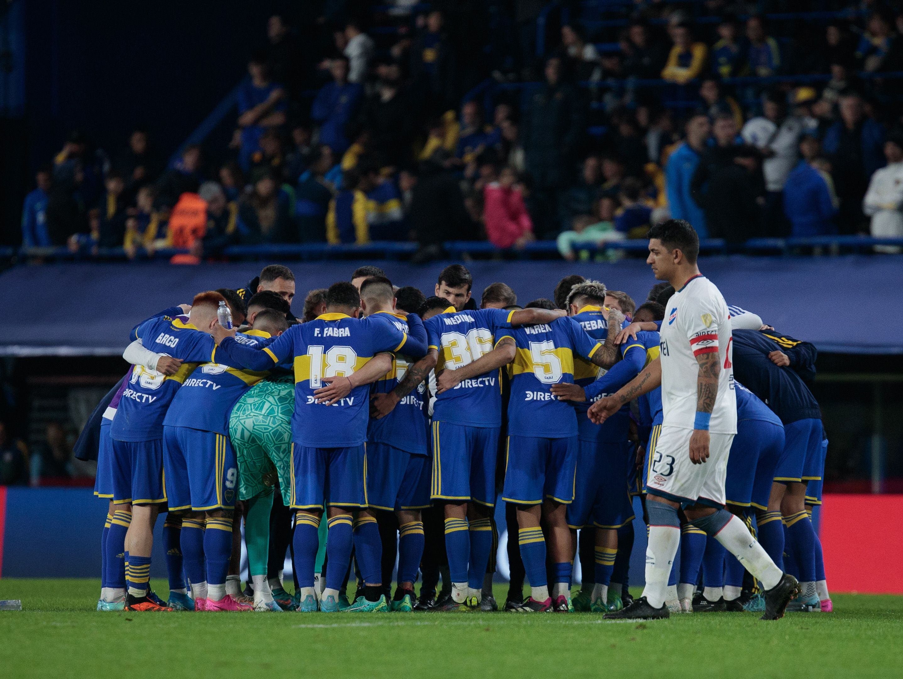 En la ronda previa a los penales, Cavani abrazó a Benedetto