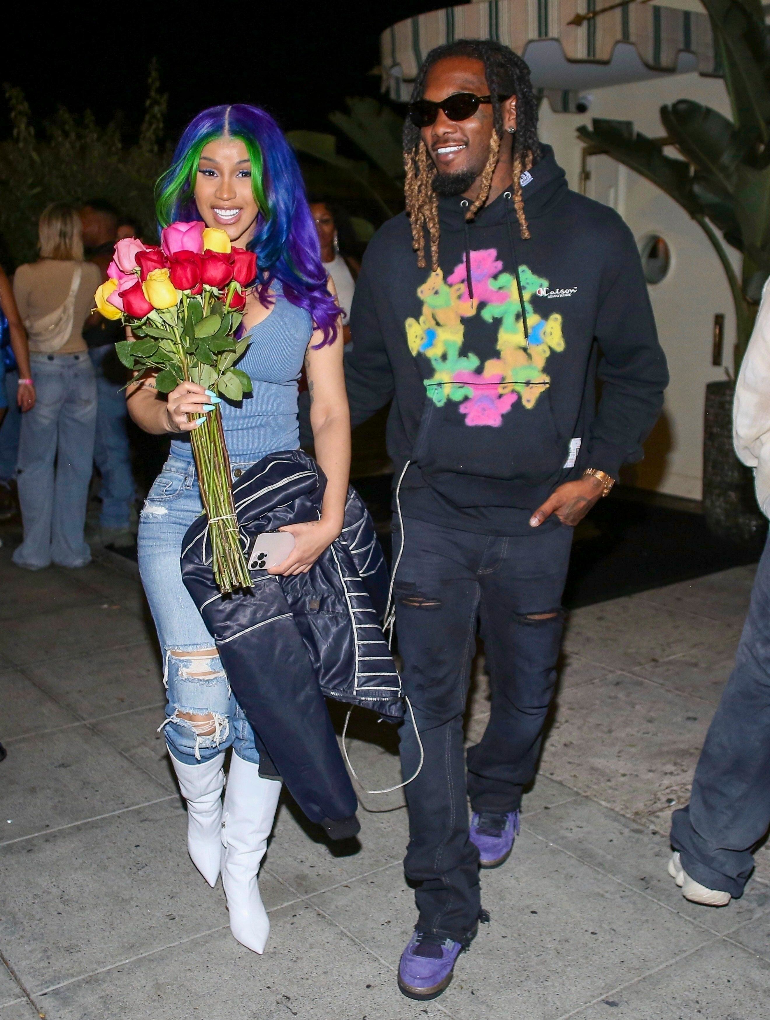 Noche romántica. Cardi B y Offset salieron a comer a un exclusivo restaurante de West Hollywood. El rapero sorprendió a su novia con un enorme y multicolor ramo de flores