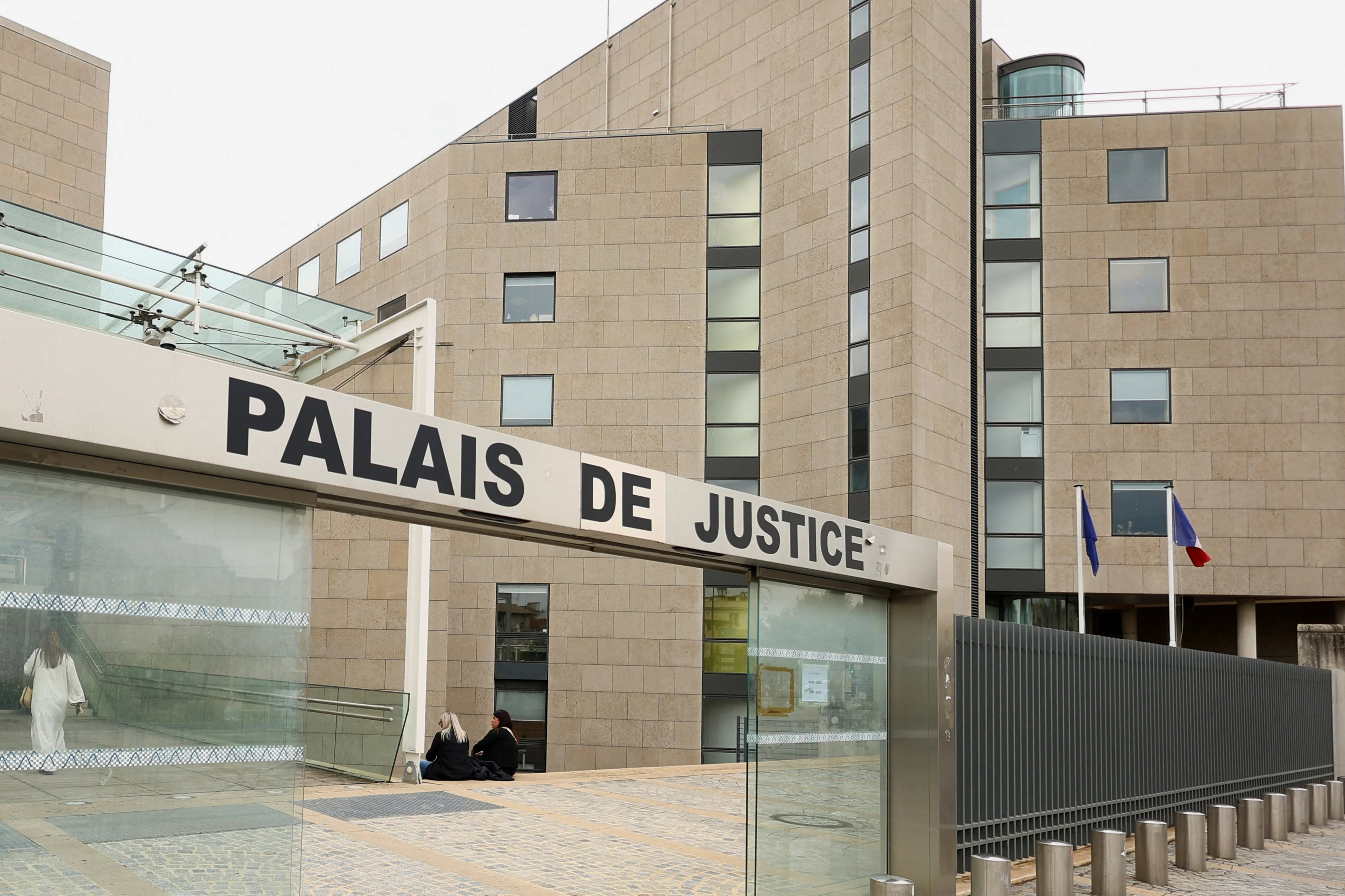 Una mujer francesa cuyo marido está acusado de invitar a desconocidos a violarla testificará ante el tribunal