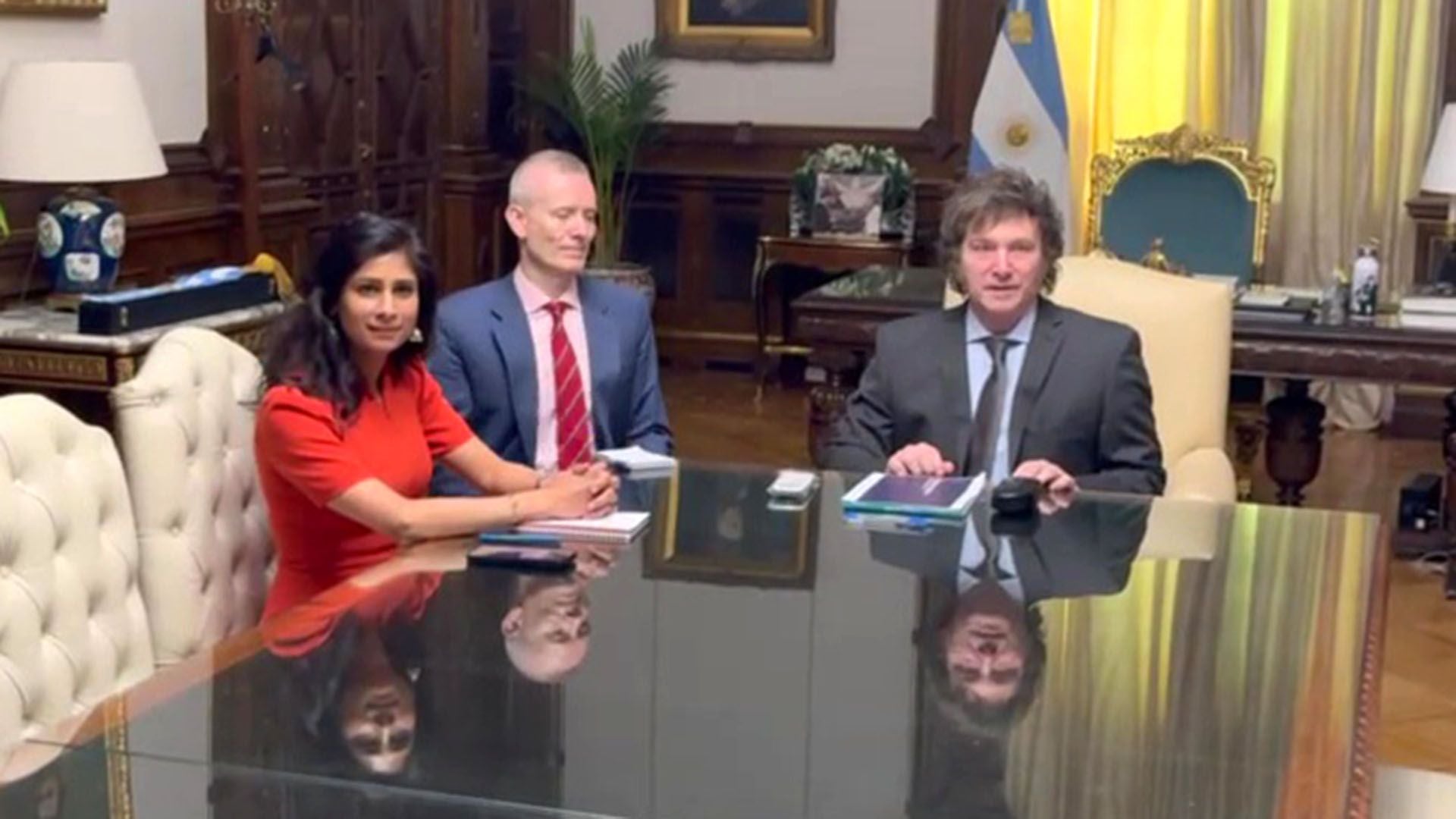 El Presidente recibió a la subdirectora gerente del Fondo Monetario Internacional (FMI), Gita Gopinath, en Casa Rosada captura