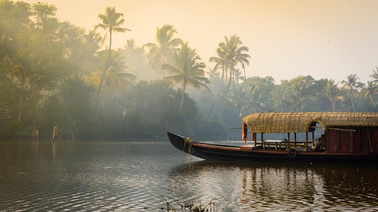 Durante siglos, esta ciudad india ha atraído a viajeros, exploradores y mercaderes de especias que han dejado sus huellas en sus calles de aires europeos. Hoy hay unas 200 villas coloniales reformadas que mezclan lo antiguo y lo nuevo y un toque de hotel ‘boutique chic’. Esta fresca ciudad del sur del país asiático, en la costa de Kerala, se ha convertido además en un ejemplo de uso de energías renovables