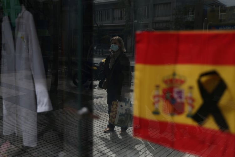 Una mujer espera por entrar a una farmacia en Madrid (Reuters)