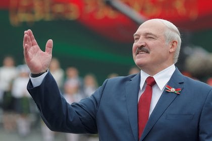 El presidente bielorruso, al que le gusta posar en el campo, en uniforme militar o en una pista de hockey, denigró a su rival diciendo que es "Pequeña cosa" o llamándola "pobre chica"