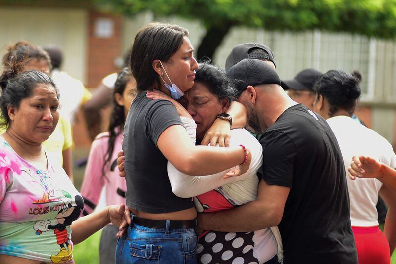 Personas lloran en el exterior de la cárcel de Tuluá tras un intento de motín que provocó un incendio que dejó varios presos muertos y heridos en Tuluá, Colombia 28 de junio, 2022. REUTERS/Edwin Rodriguez  NO HAY ARCHIVOS NO REVENTAS