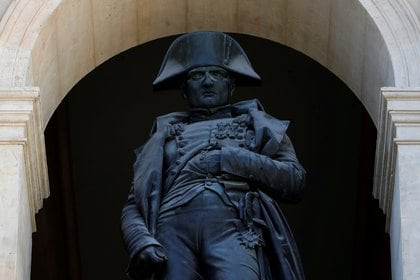 En París, el legado de Napoleón está a la vista. La estatua realizada por el escultor Emile Seurre, fabricada con cañones de los ejércitos ruso y austriaco, capturados en 1805, está ubicada en el patio del Hotel de los Inválidos (REUTERS/Sarah Meyssonnier/File Photo)