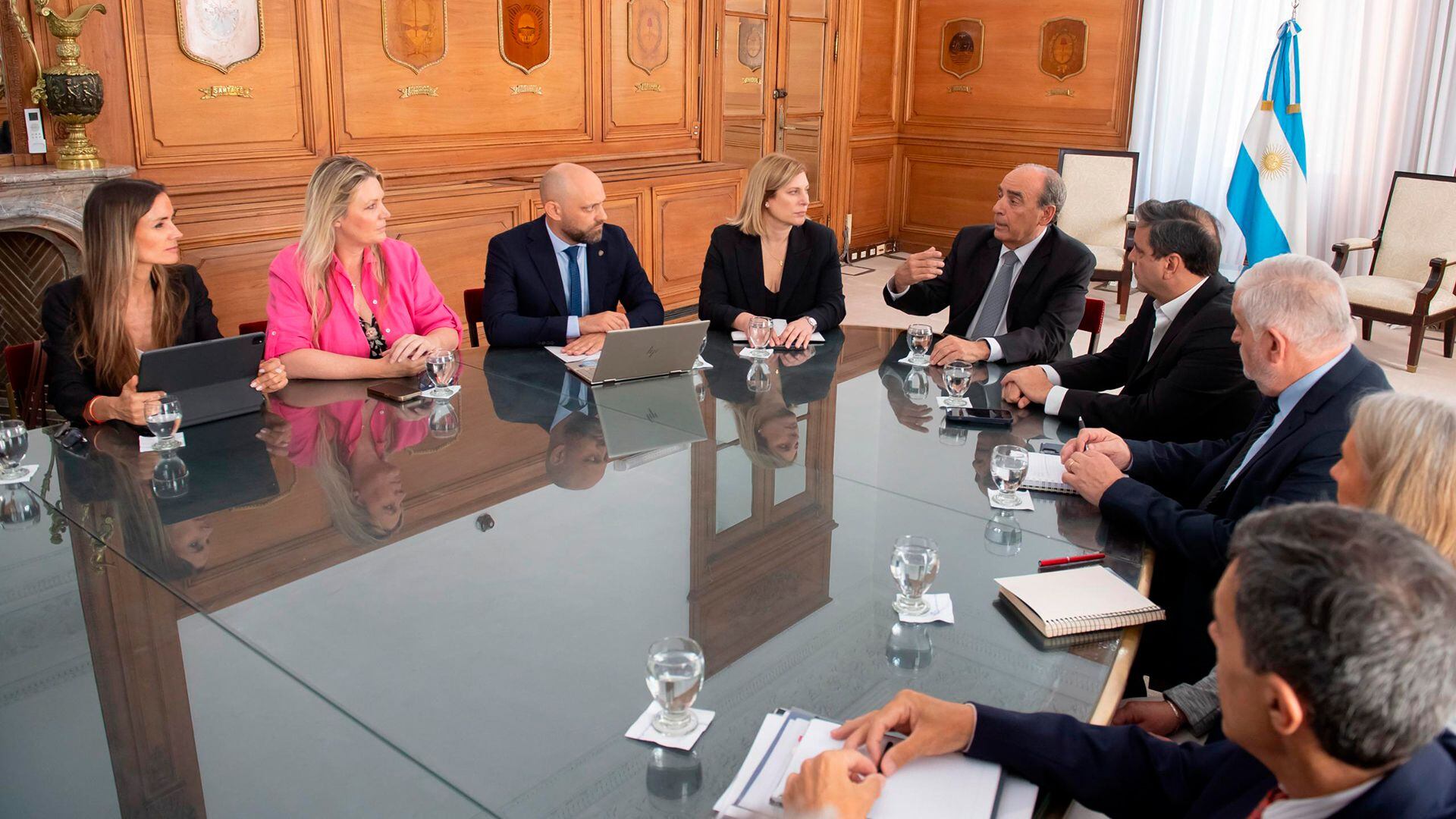 el ministro del Interior, Guillermo Francos, con representantes de provincias argentinas por tema biocombustibles y retenciones