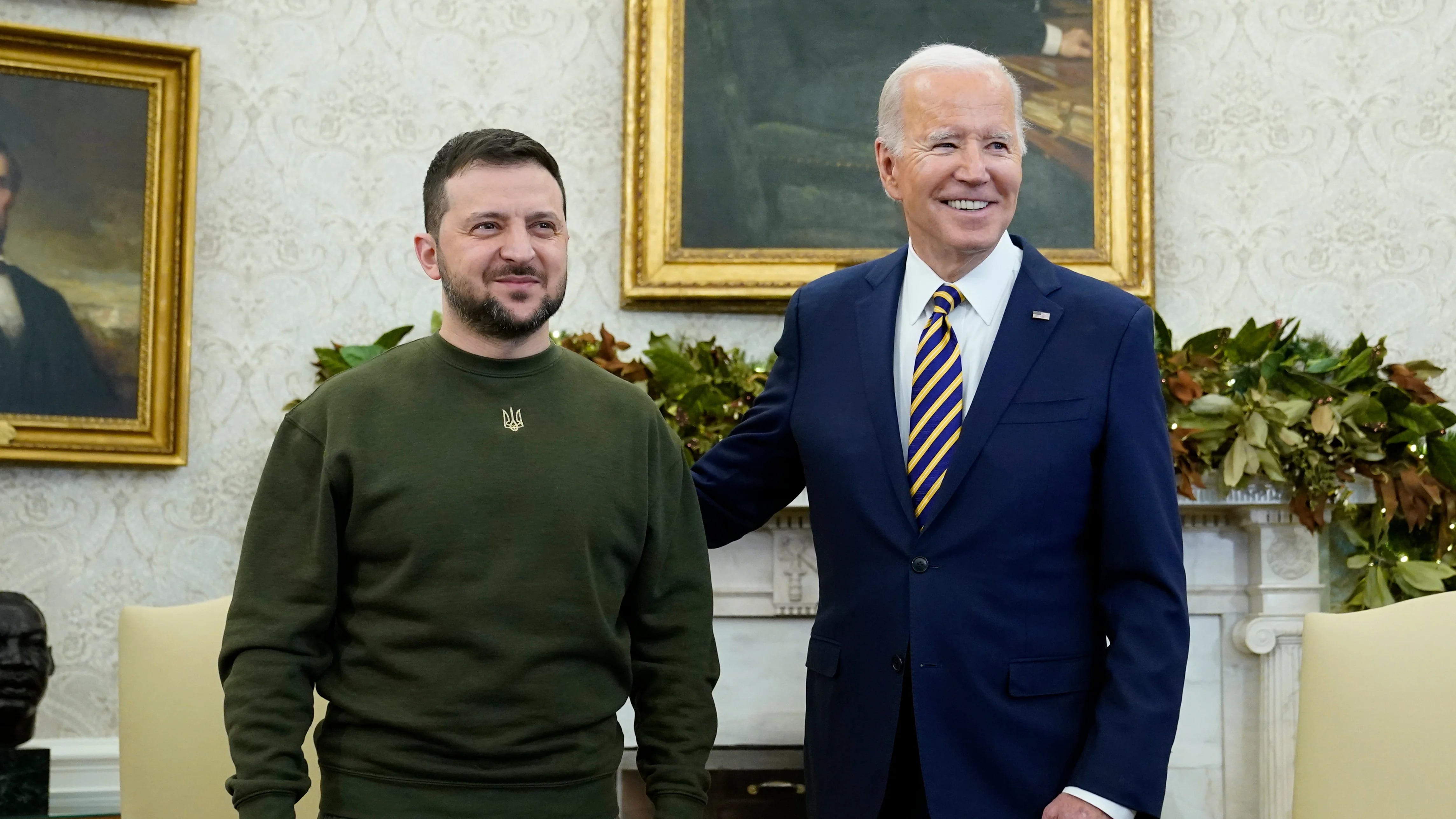 El presidente Joe Biden recibe al mandatario ucraniano Volodymyr Zelenskyy en la Oficina Oval de la Casa Blanca, el miércoles 21 de diciembre de 2022, en Washington. (AP Foto/Patrick Semansky)