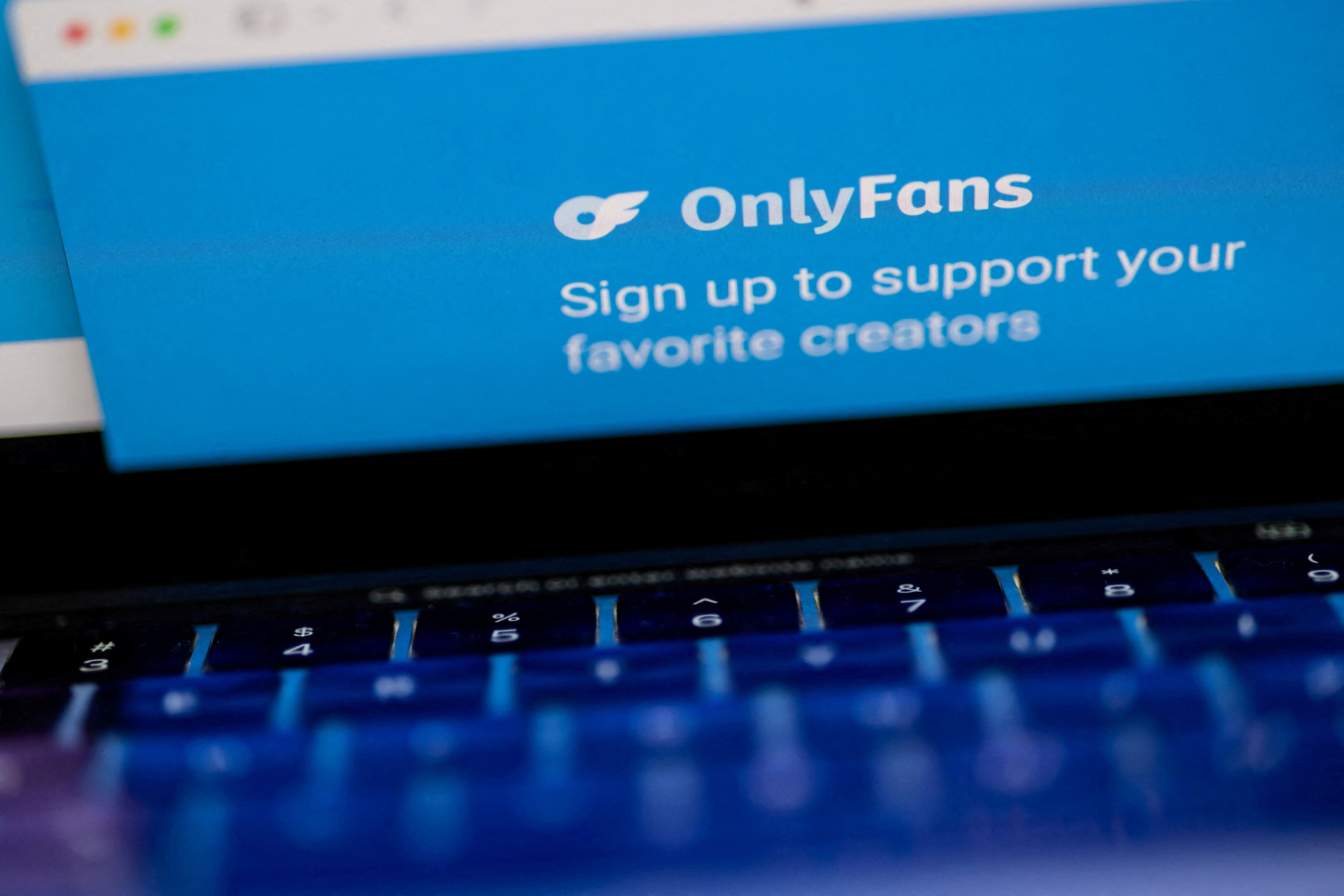 Onlyfans se reserva el derecho de divulgar los contenidos publicados en su plataforma a terceros, dejando a las creadoras sin control sobre su propia imagen. (REUTERS/Carlos Barria)