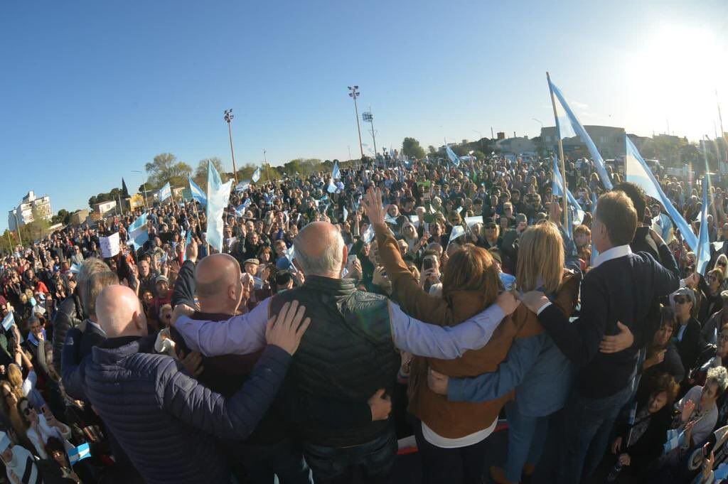 Patricia Bullrich con Nidia Moirano, candidata a intendente de Bahía Blanca, Néstor Grindetti, Diego Santilli, José Luis Espert, Miguel Ángel Pichetto, Maximiliano Abad y Andrés De Leo, senador bonaerense de la Coalición Cívica