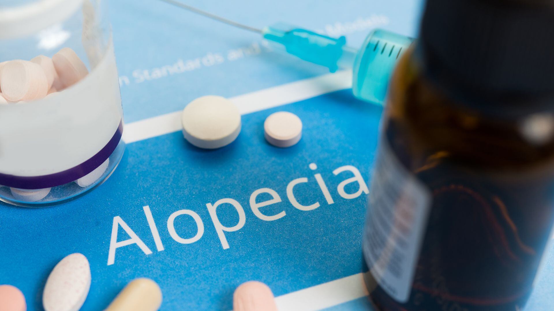 Desde medicamentos y hasta cirugías están en las opciones para combatir la alopecia (Getty)