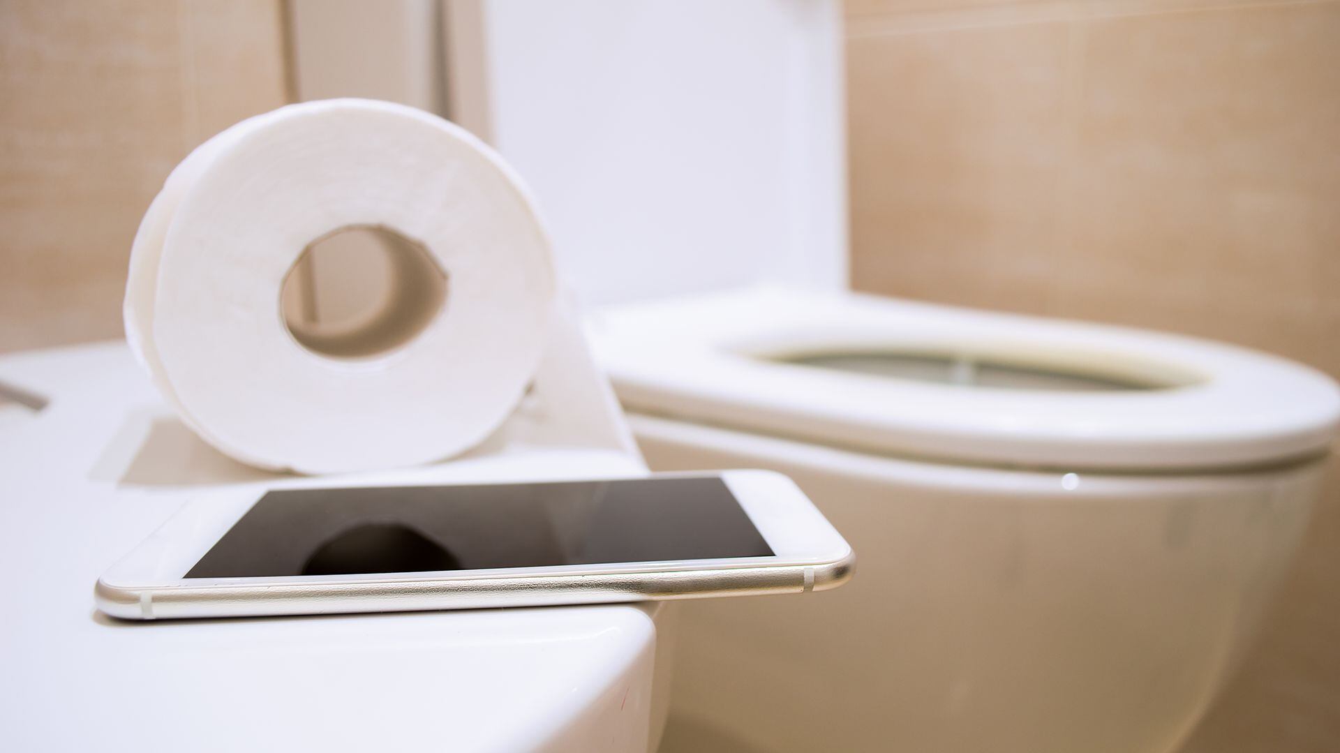  Llevar el teléfono al baño es tan peligroso como no lavarse las manos. Shutterstock 162