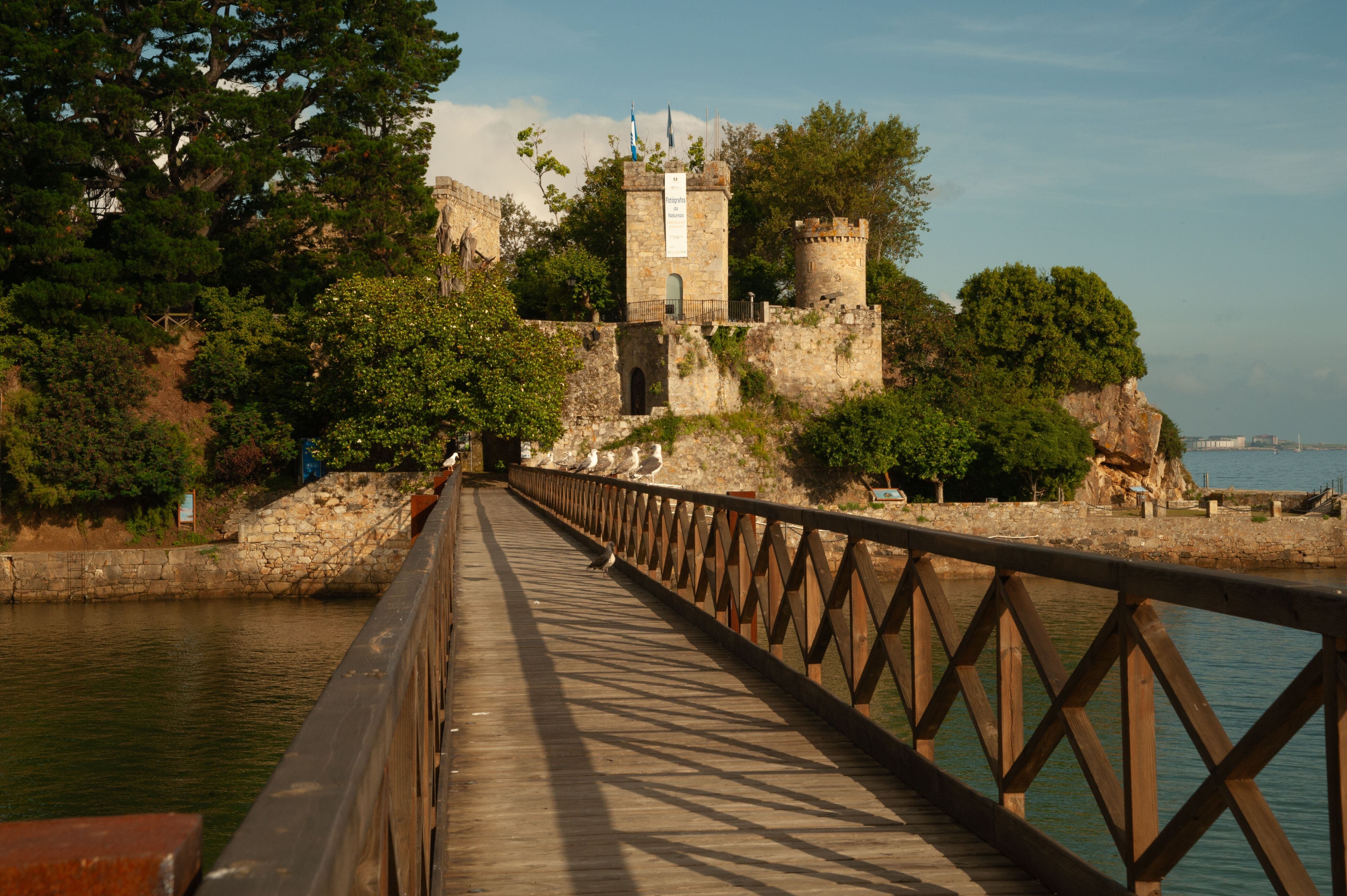 El impresionante castillo sobre el mar que est en el pueblo m s