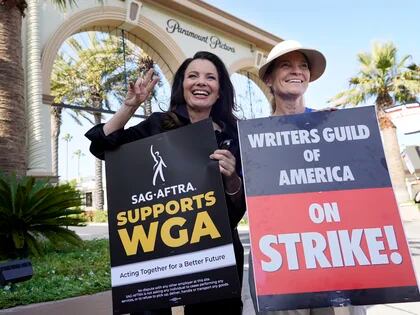 ARCHIVO - Fran Drescher, izquierda, presidenta del sindicato de actores SAG-AFTRA, y Meredith Stiehm, presidenta del Sindicato de Guionistas de Estados Unidos posan juntas durante una manifestación fuera del estudio de Paramount Pictures en Los Angeles el 8 de mayo de 2023. (Foto AP/Chris Pizzello, archivo)