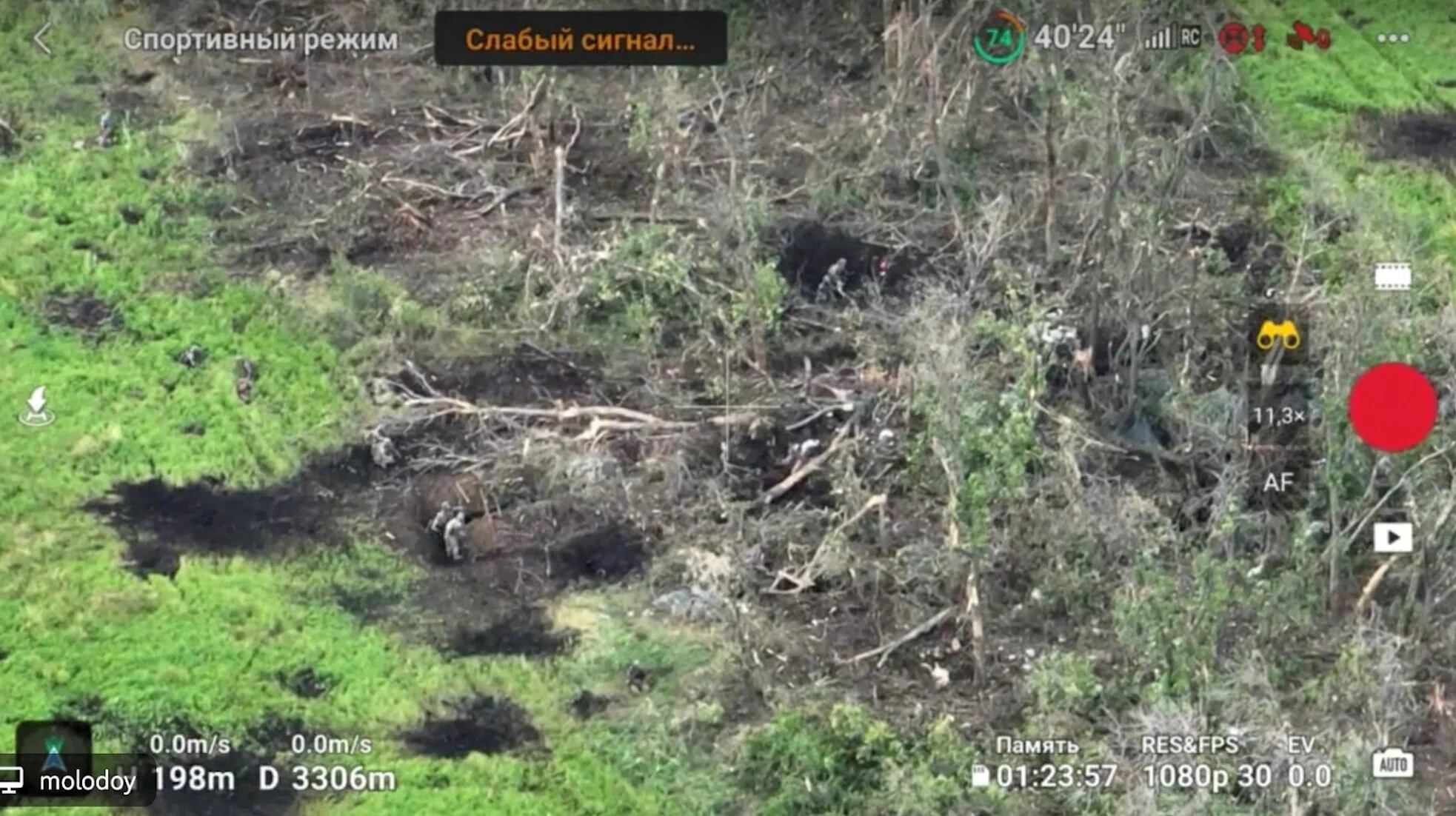 Soldados toman posiciones, en medio del ataque de Rusia a Ucrania, en un lugar cerca de Bakhmut, Ucrania, en esta captura de pantalla tomada de un vídeo difundido el 28 de junio de 2023. Sirko Team/225th Battalion of Ukraine's 127th Territorial Defence Brigade/Handout via REUTERS 