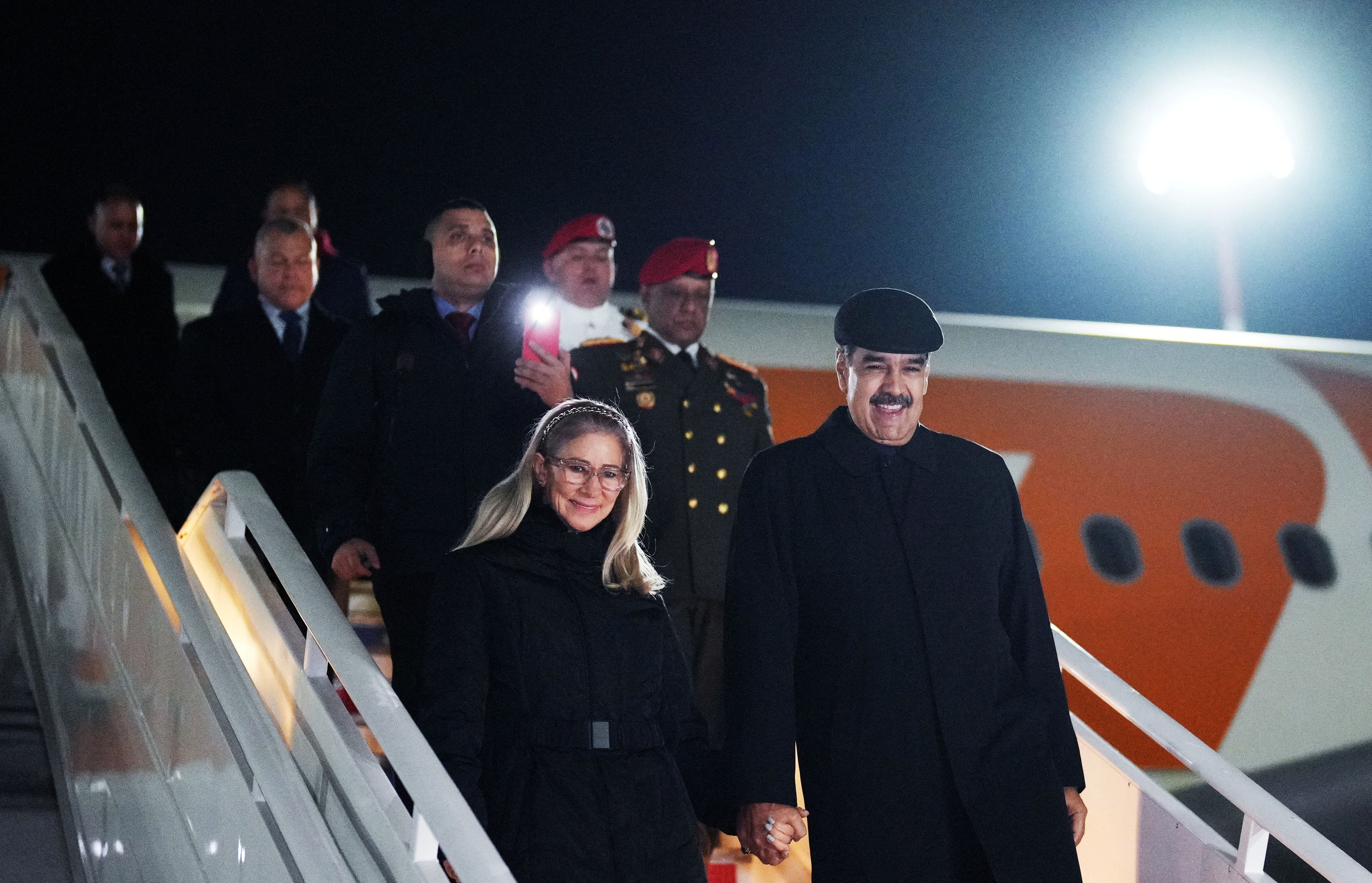 El dictador de Venezuela, Nicolás Maduro, y su esposa Cilia Flores asisten a una ceremonia de bienvenida a su llegada al Aeropuerto de Kazán, Rusia (Alexander Vilf/BRICS-RUSSIA2024.RU Host Photo Agency vía REUTERS)