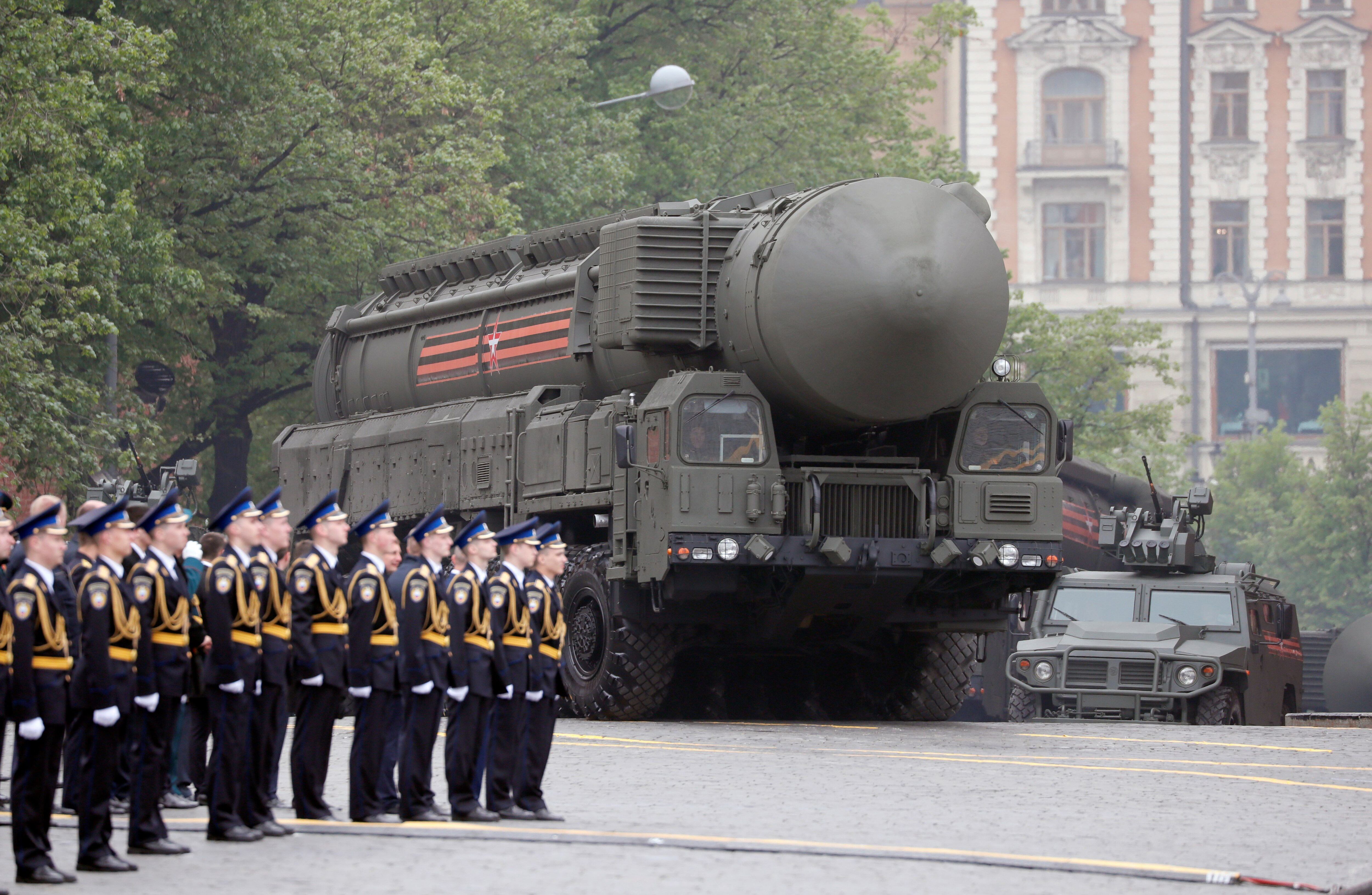 Un misil nuclear estratégico RS-24 Yars ruso en un desfile militar en la Plaza Roja de Moscú. EFE/Yuri Kochetkov
