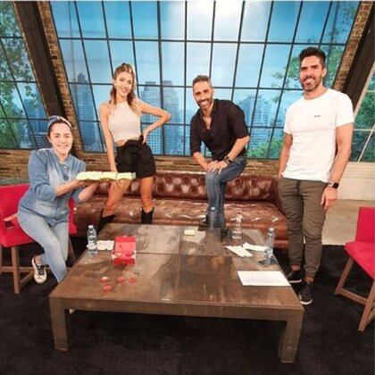 A Samanta también se la puede ver cocinando en "Con amigos así", por KZO. En la foto, junto a sus compañeros Cande Ruggeri, el Pollo Álvarez y Javi Ponzo (Foto: Instagram)