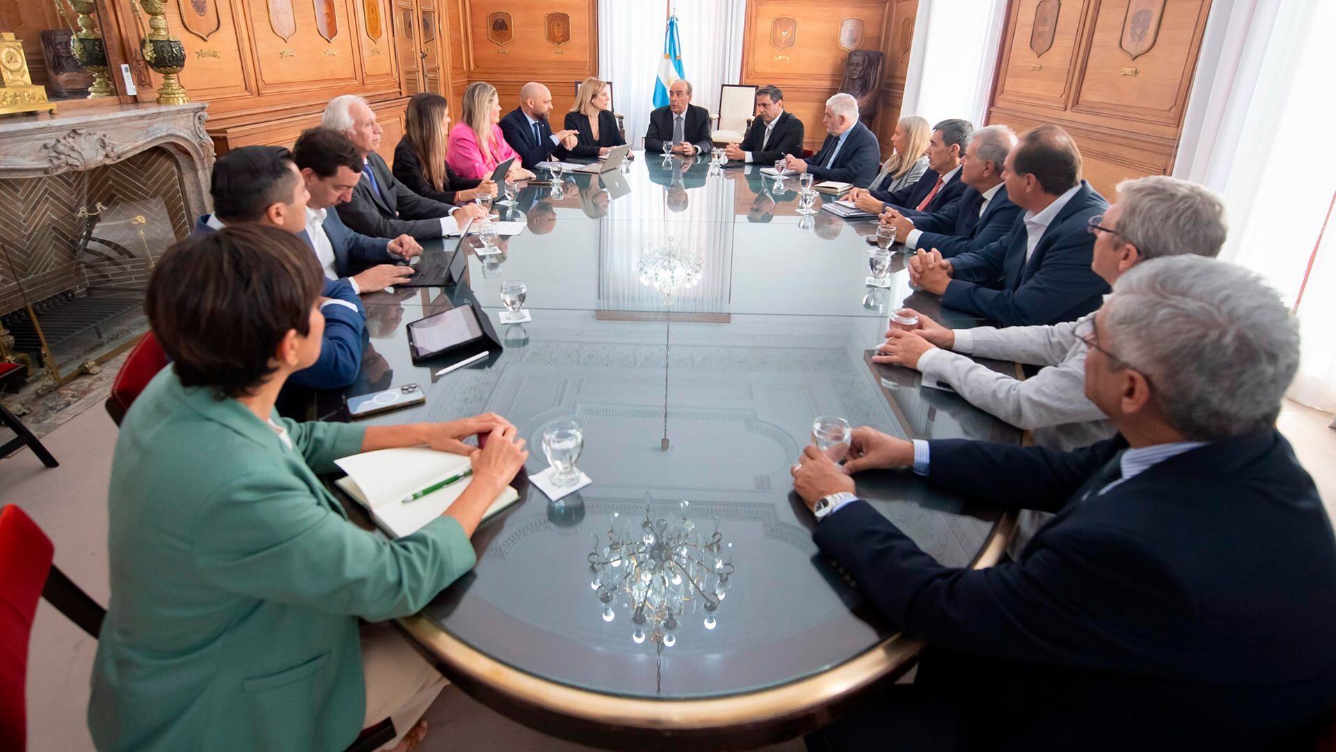 el ministro del Interior, Guillermo Francos, con representantes de provincias argentinas por tema biocombustibles y retenciones