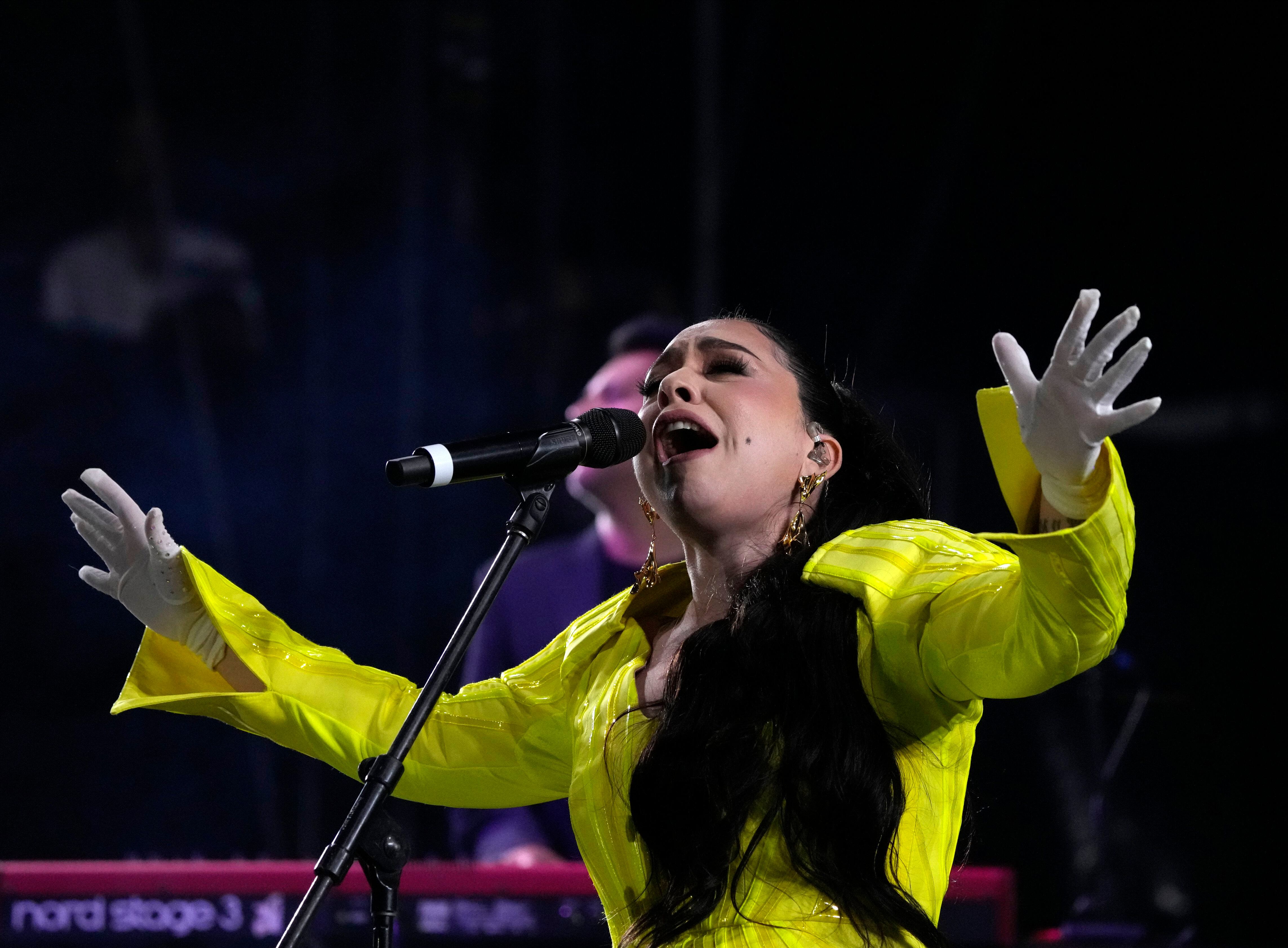 La cantautora mexicana Carla Morrison durante su presentación en el festival Vive Latino en la Ciudad de México el sábado 18 de marzo de 2023. (Foto AP/Fernando Llano)