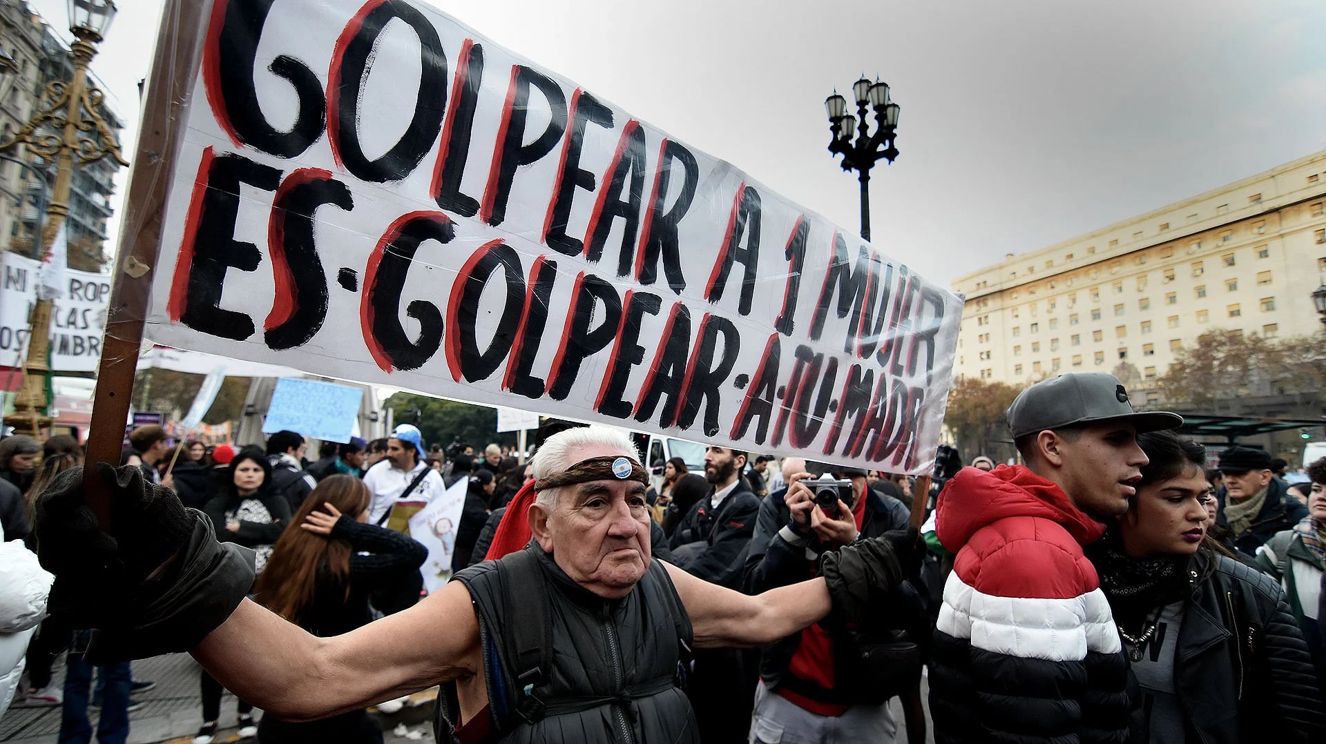 Algunos hombres también se hicieron eco del pedido, como este señor que carga un cartel que dice: “Pegarle a una mujer es golpear a tu madre” (Nicolás Stulberg)