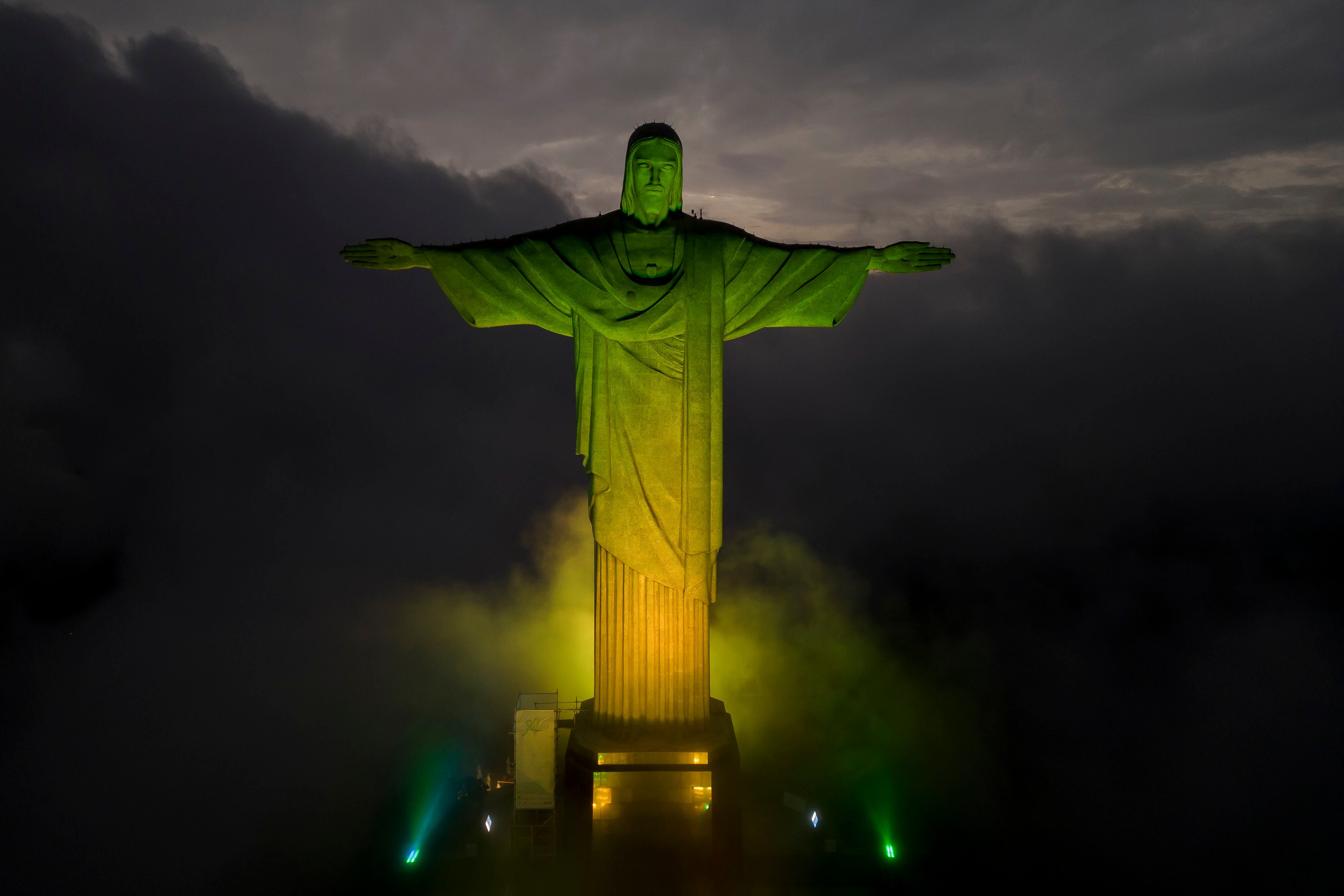 El Cristo Redentor de Río de Janeiro, una de las Siete Maravillas del mundo Moderno, en honor al Sagrado Corazón (AP Foto/Bruna Prado)