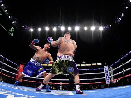 Con el paso de los rounds, el pleito se emparejó, aunque Arreola no cedió espacios (Foto: Harry How / AFP)