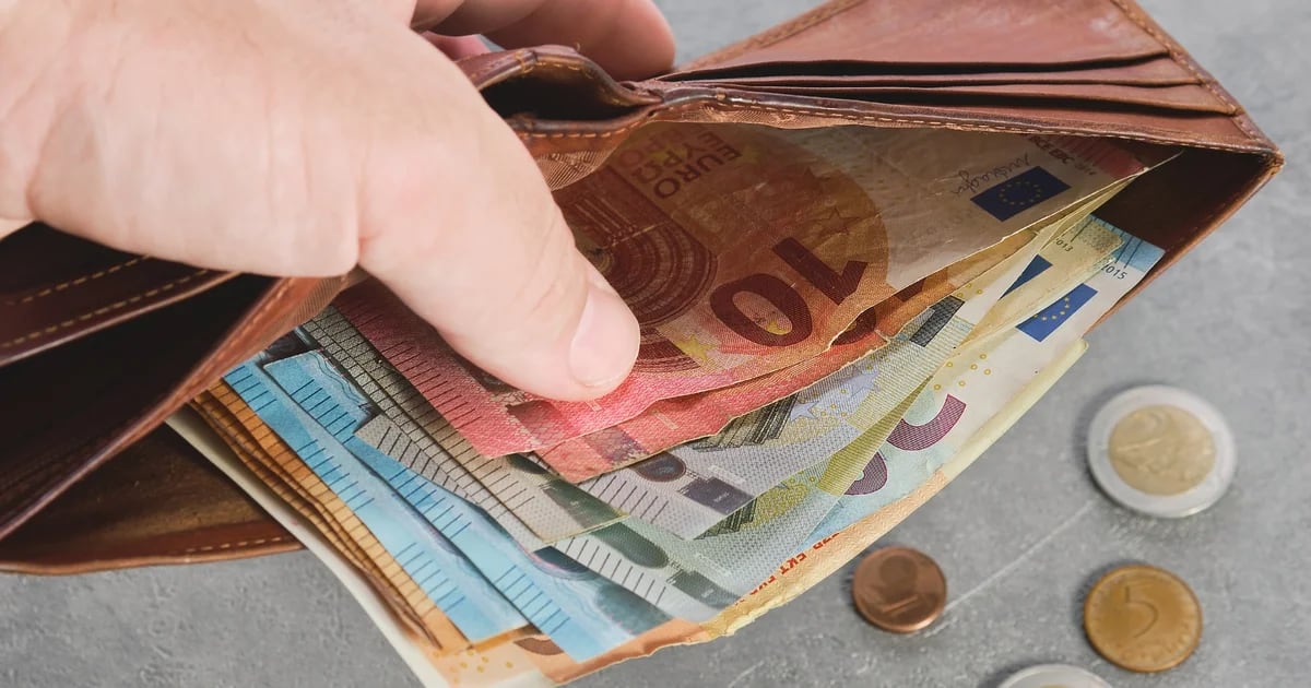 Multa de 1.800 euros para dos hombres por pagar con dinero falso en  comercios de Palma