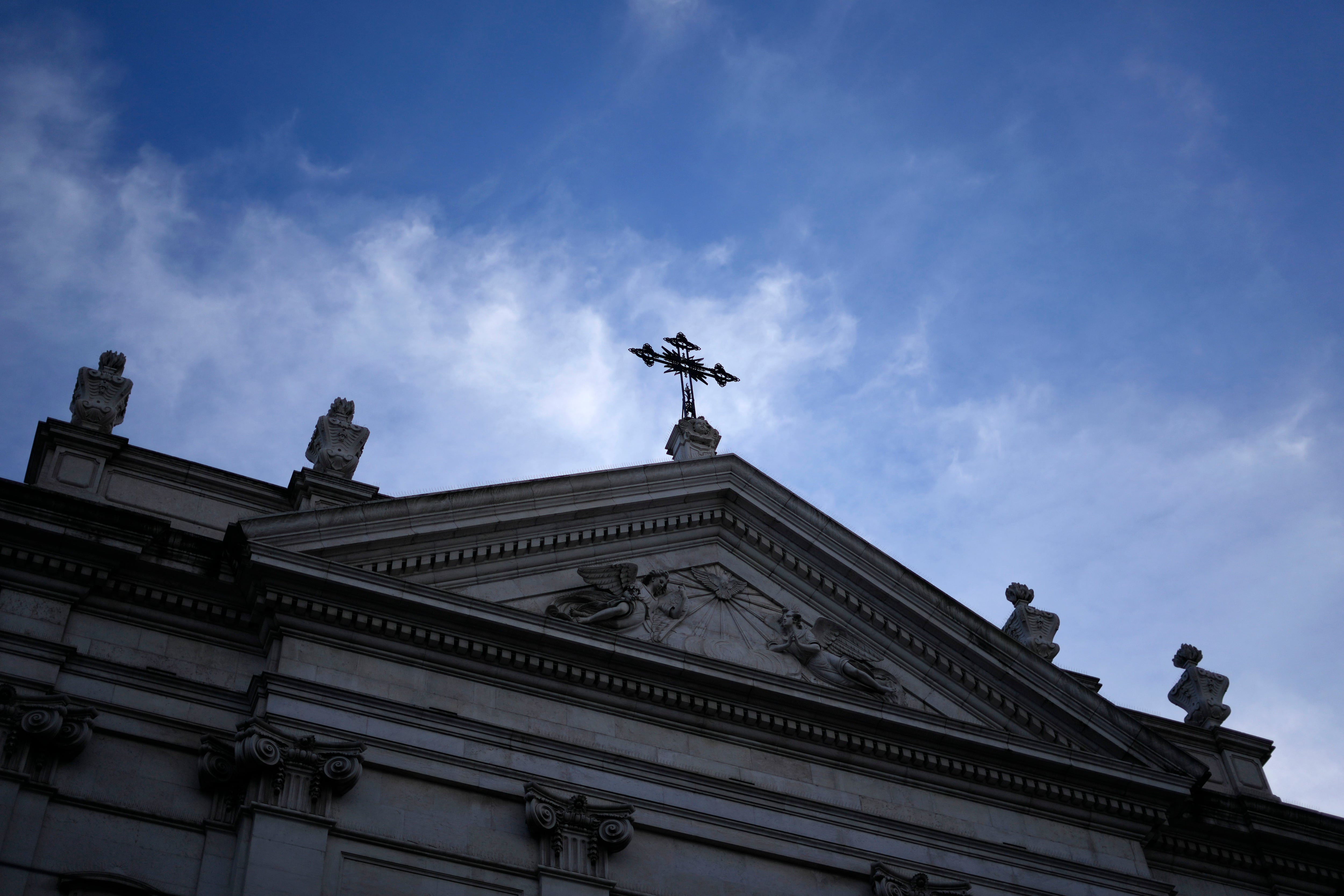 Una investigación identificó a tres clérigos denunciados que aún siguen activos en iglesias del área de San Francisco (AP)