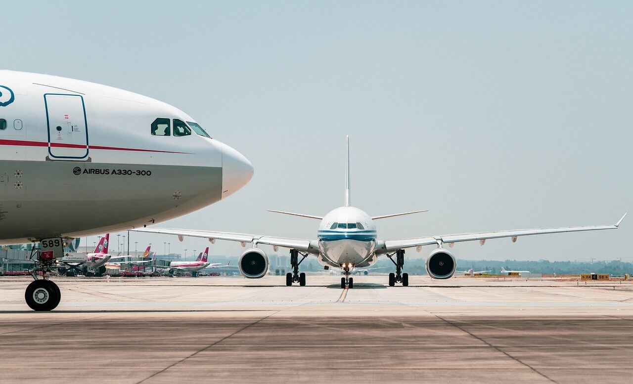 Imagen de archivo referencial de un avión. Pasajeros de San Germán denuncian que la aerolínea suspendió sus operaciones de la noche y la mañana dejándolos a la deriva - crédito Pixabay