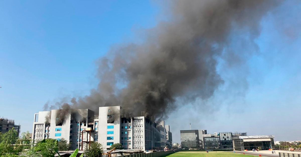 Al menos cinco personas han muerto en un incendio en la sede del mayor fabricante de vacunas del mundo en India