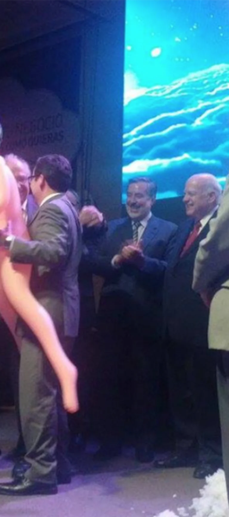 Escándalo en Chile: los empresarios regalan una muñeca hinchable al  ministro de Economía