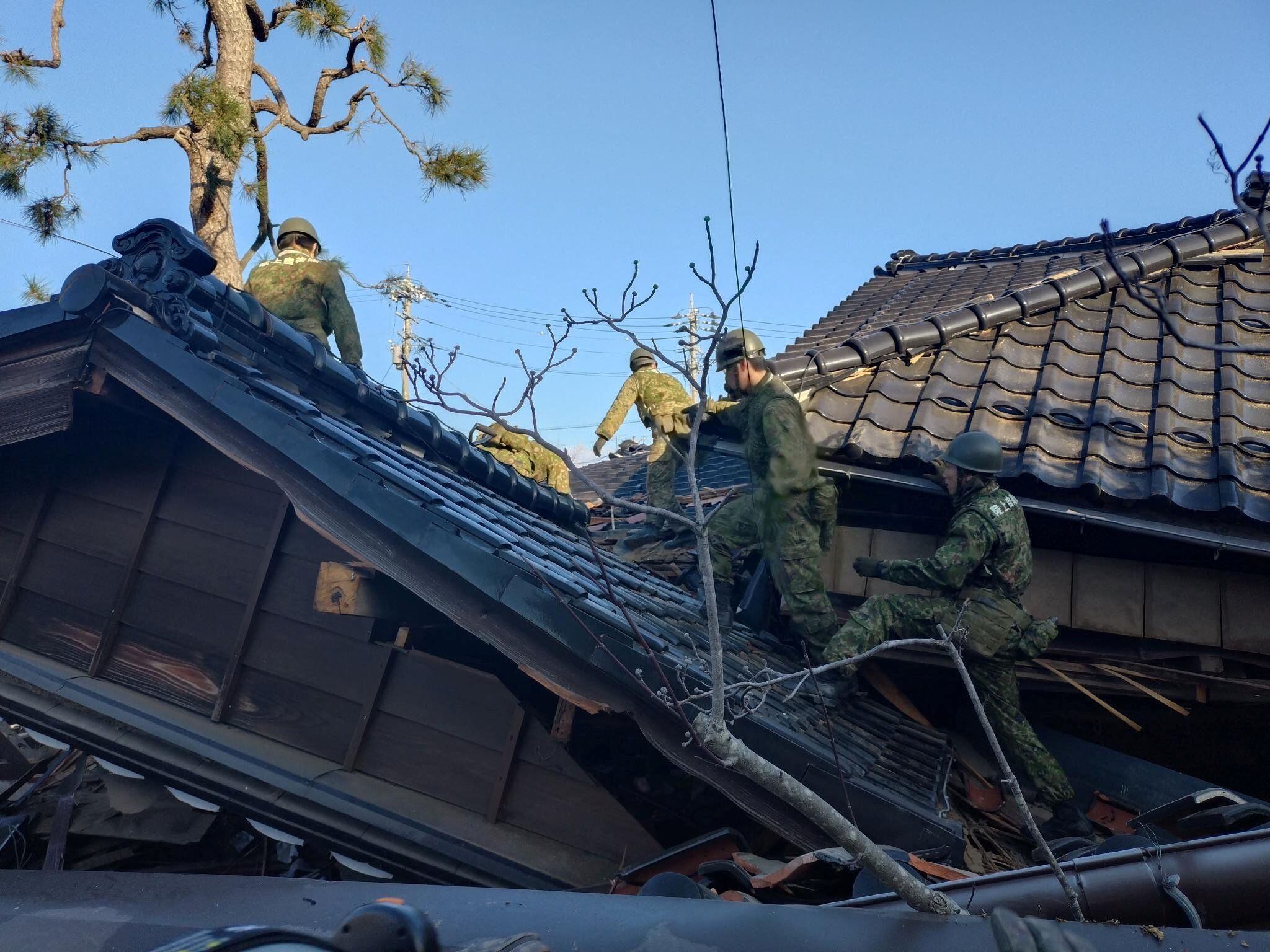 Las tareas de rescate de las personas atrapadas entre los escombros producidos por el terremoto en Wajima (Third Party)