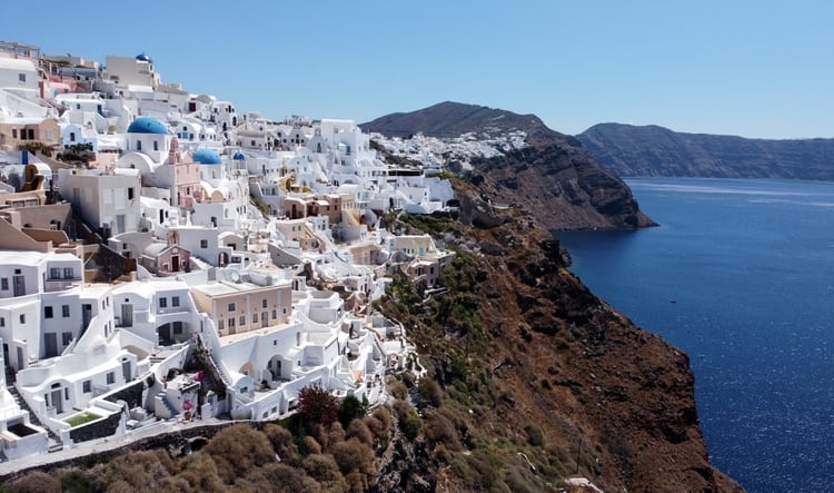 Santorini es conocida por sus casas encaladas y hermosas puestas de sol (REUTERS)