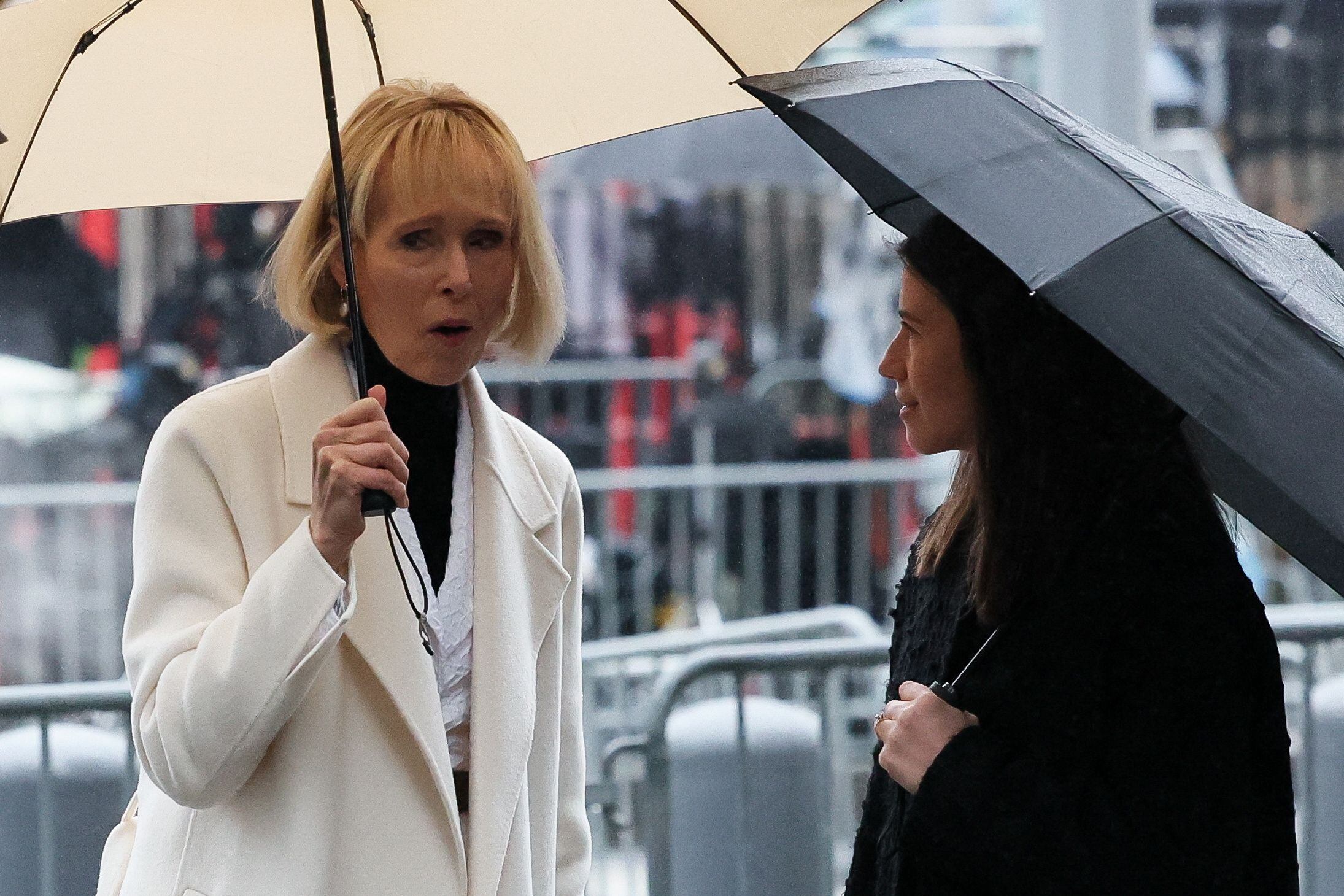 E. Jean Carroll reacciona frente al Tribunal Federal de Manhattan, para el segundo juicio civil después de que acusó al ex presidente estadounidense Donald Trump de violarla hace décadas, en la ciudad de Nueva York, EE.UU., el 26 de enero de 2024. REUTERS/Brendan Mcdermid
​