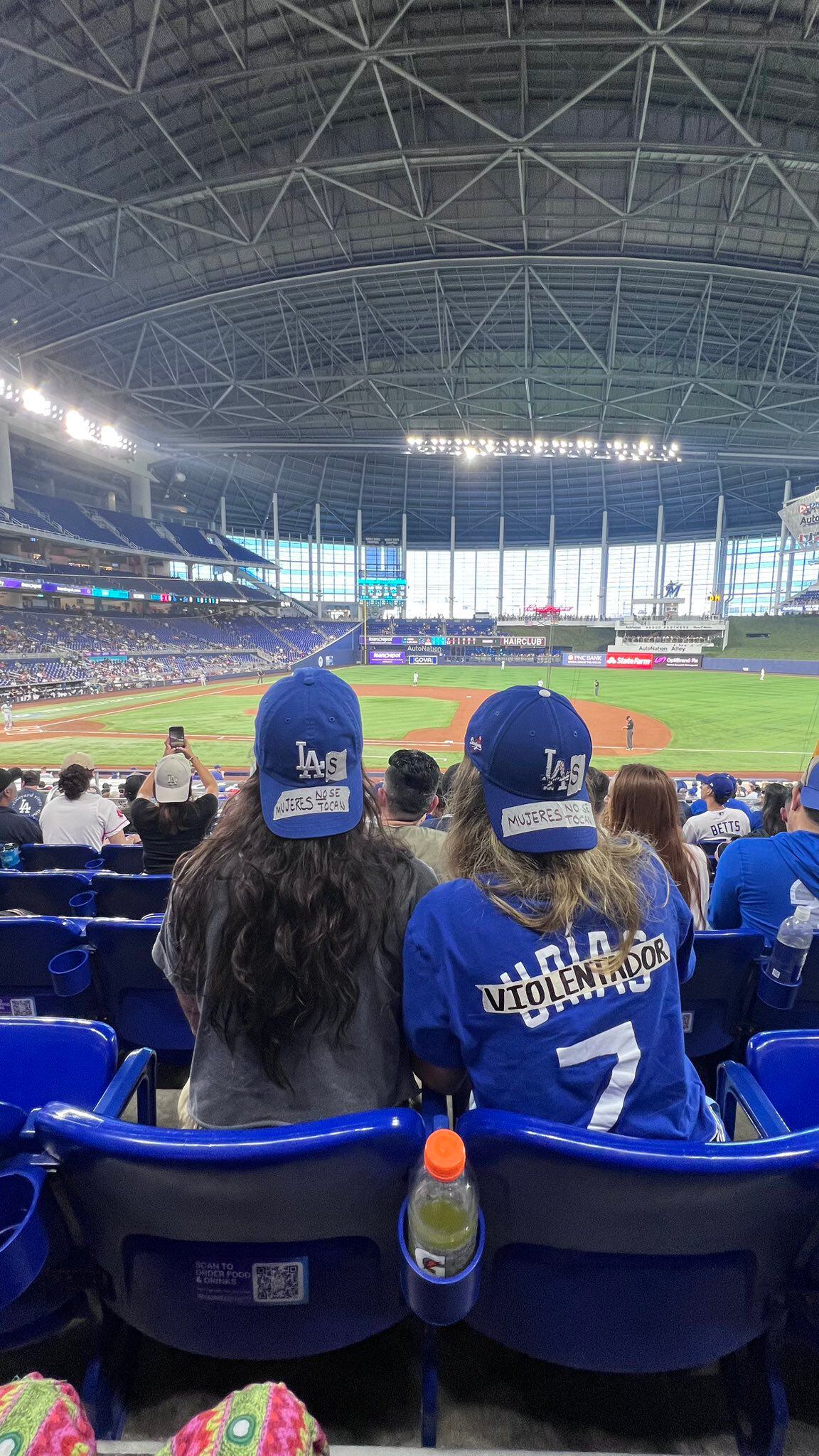 Fans de los Dodgers protestan en contra de Julio Urías: “Las