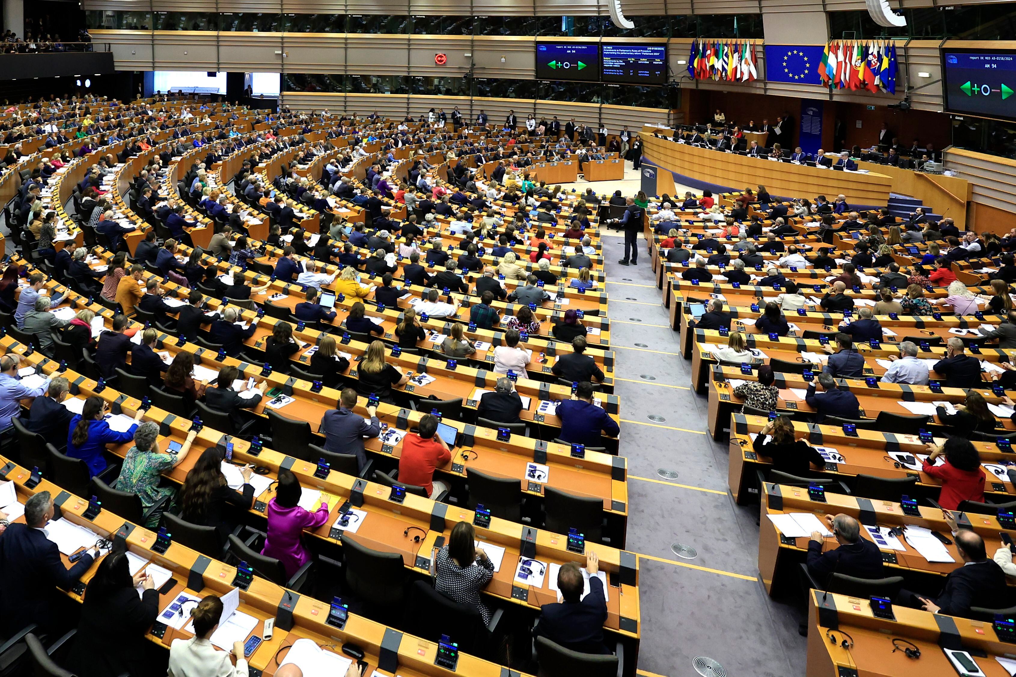 Miembros del Parlamento Europeo participan en una serie de votaciones en una sesión plenaria del organismo en Bruselas (AP Foto/Geert Vanden Wijngaert)