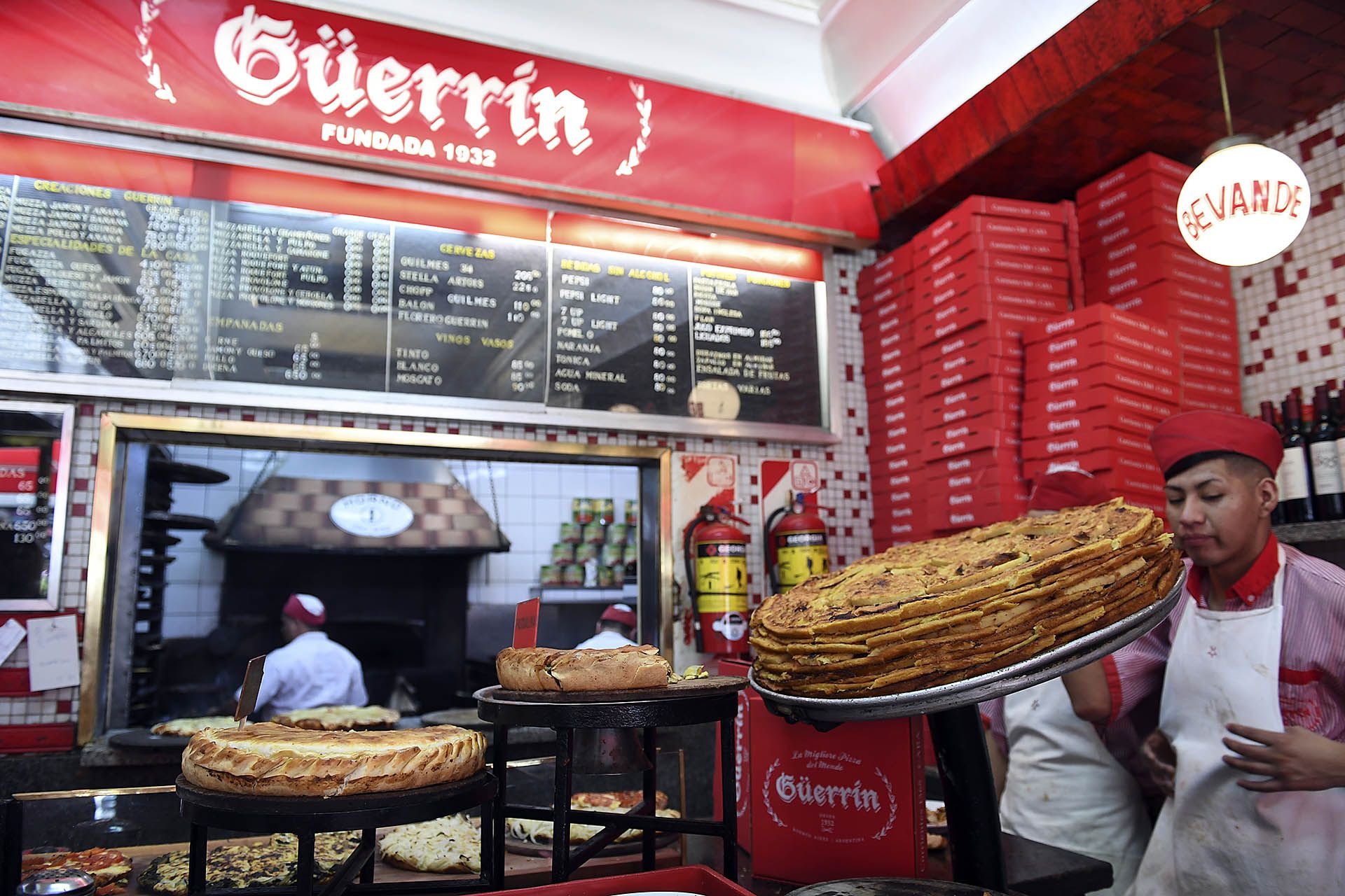 Güerrín es una de las icónicas pizzerías porteñas que aguarda la llegada de la Guía Michelin (Maximiliano Luna)