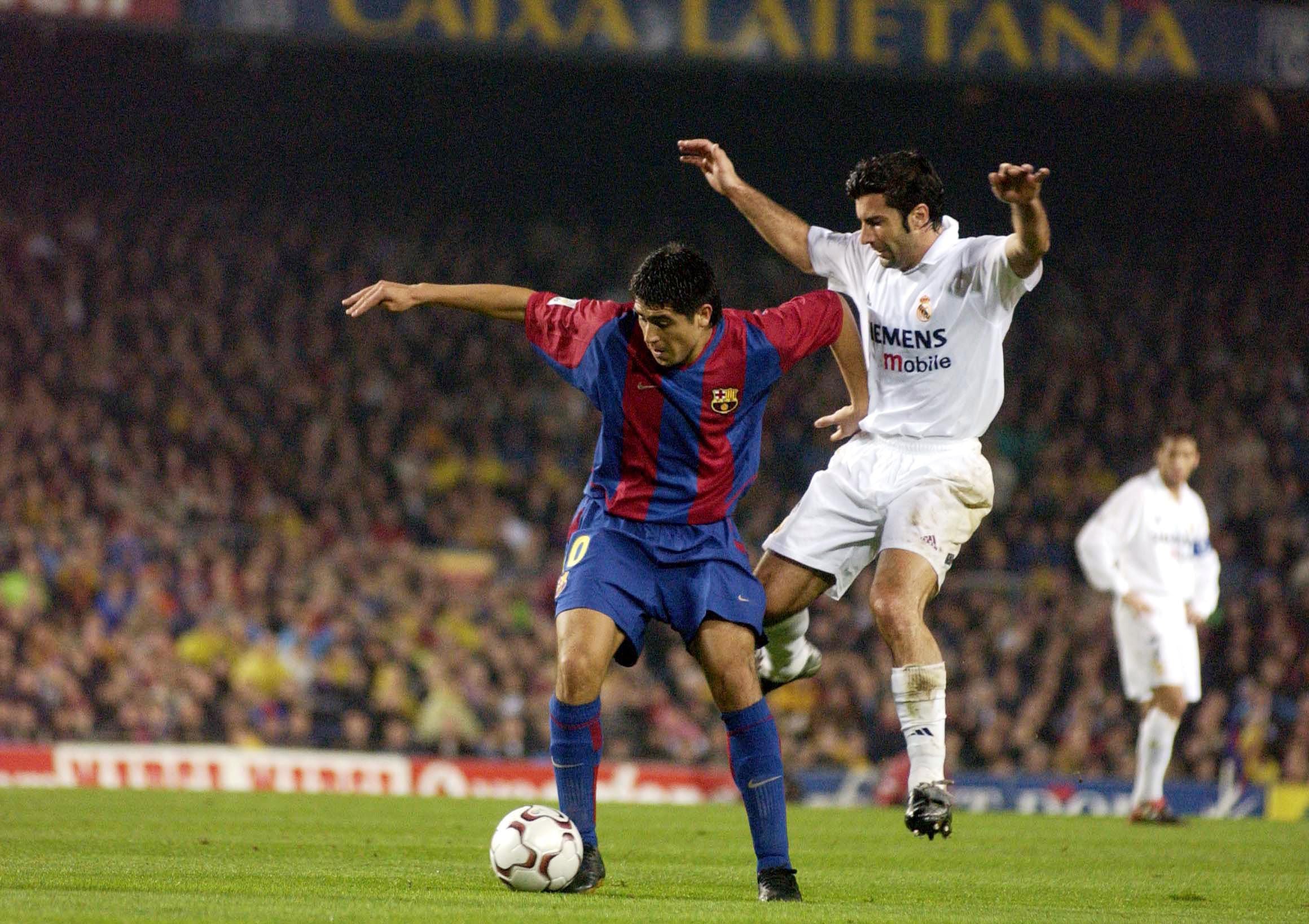 Riquelme y Figo, en un clásico entre Barcelona y Real Madrid (Mandatory Credit: Action Images / John Sibley)