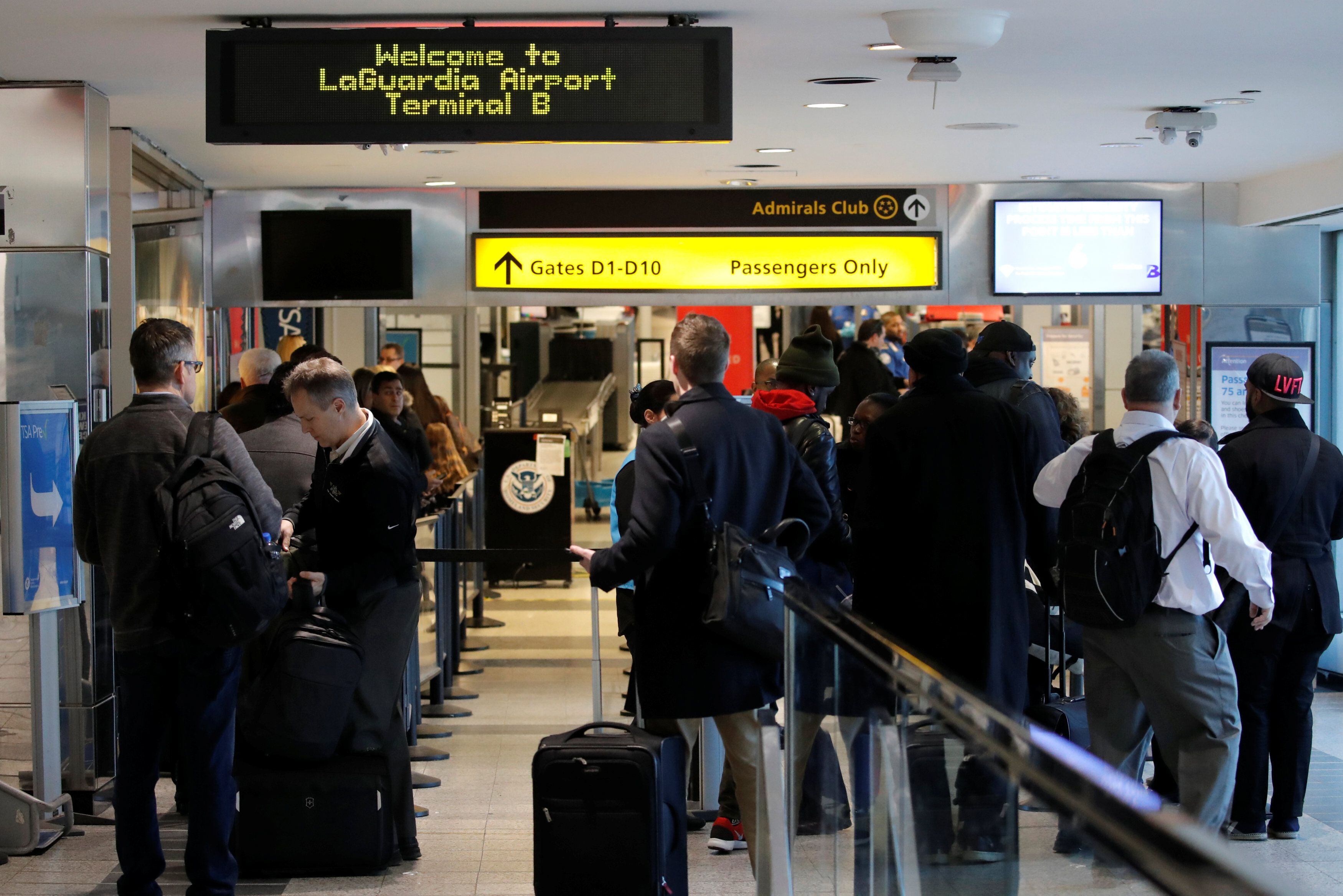 Durante el shutdown de 2019 miles de vuelos tuvieron retrasos en los aeropuertos de Estados Unidos porque muchos controladores aéreos, pese a que son considerados esenciales, no cobraron su sueldo y decidieron renunciar o se declararon enfermos. REUTERS/Mike Segar