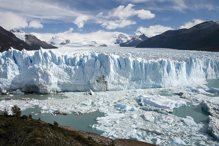 Los hielos del Perito Moreno avanzan sin cesar, lo cual da origen a la ruptura y desprendimiento de gigantescos bloques congelados. (Wikipedia)