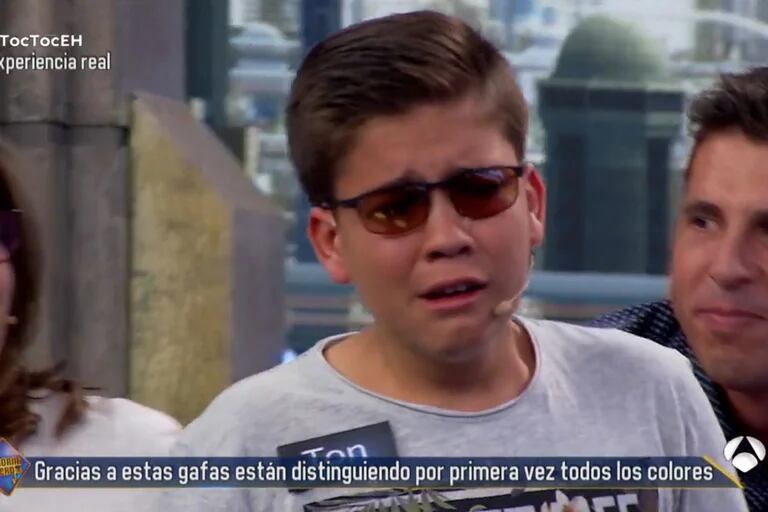 La reacción de un niño daltónico al ver los colores por primera vez gracias  a unas gafas