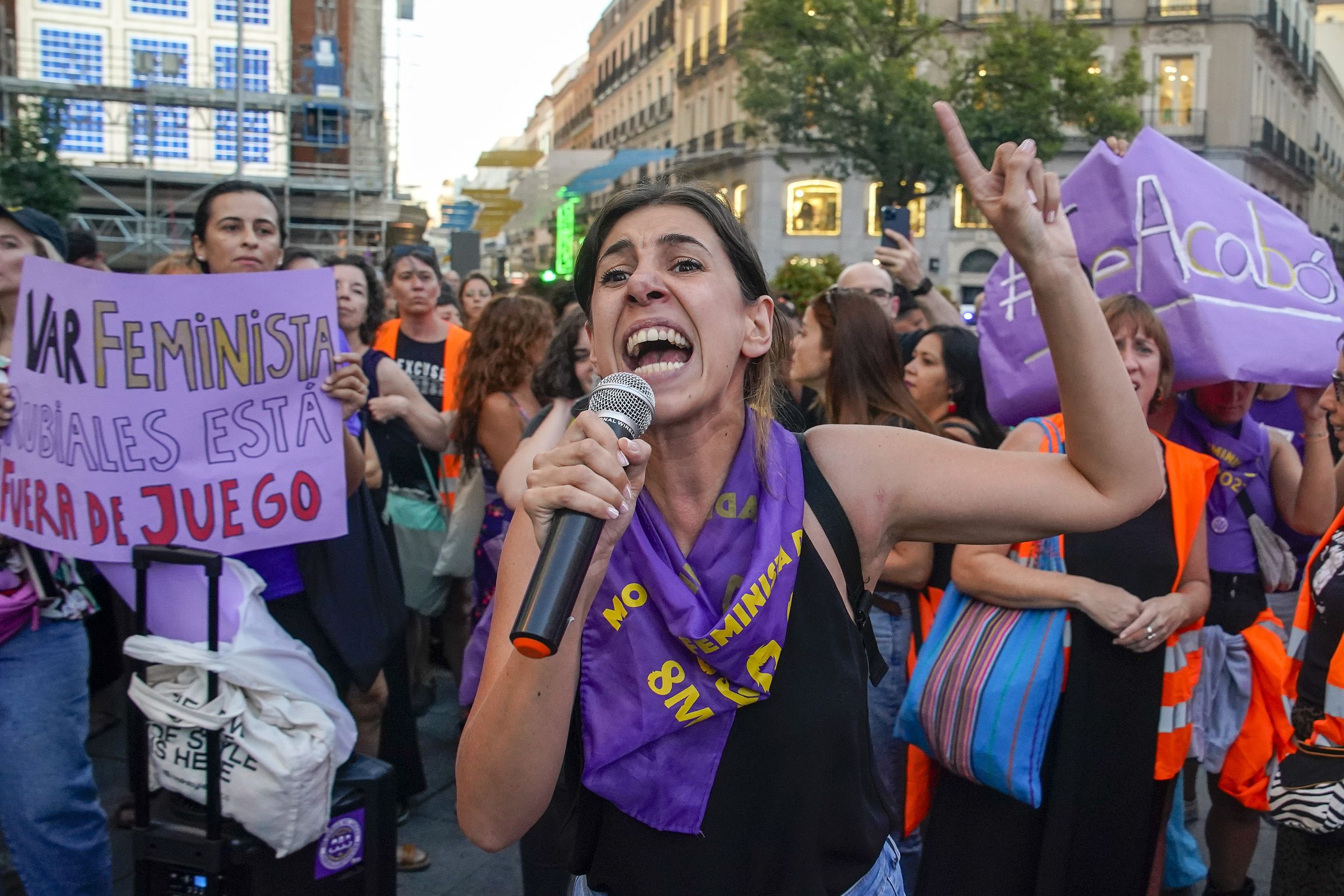 Marchas de protesta contra Rubiales y el machismo en el fútbol. La lecutra de la "violencia sexista" que les gusta a las funcionarias españolas. Madrid, el 28 de agosto de 2023 (AP Foto/Andrea Comas)