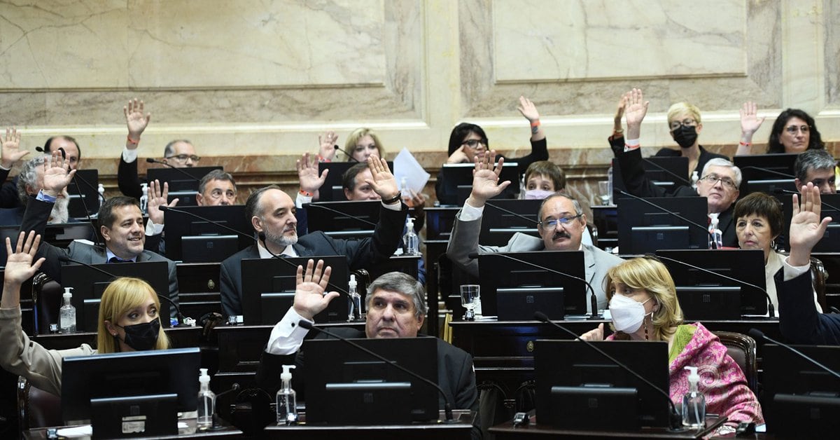 Con cruces por ataques mapuche, Senado extiende suspensión de desalojo a comunidades nativas