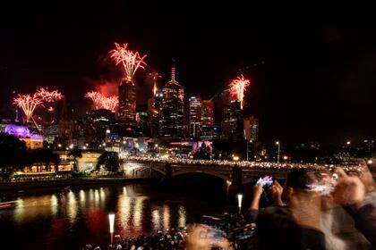 Se ven fuegos artificiales a lo largo del río Yarra durante las celebraciones de Nochevieja en Melbourne, Australia, el 1 de enero de 2024. Imagen AAP/Diego Fedele vía REUTERS
