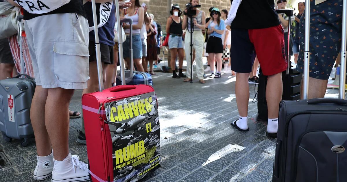 La nuova crociata dell’Italia contro il turismo, le regole della spiaggia e i semafori dei selfie