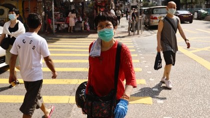 Hong Kong, gente caminando por la calle con barbijo. (Photo: Liau Chung-Ren/ZUMA Wire/dpa)

