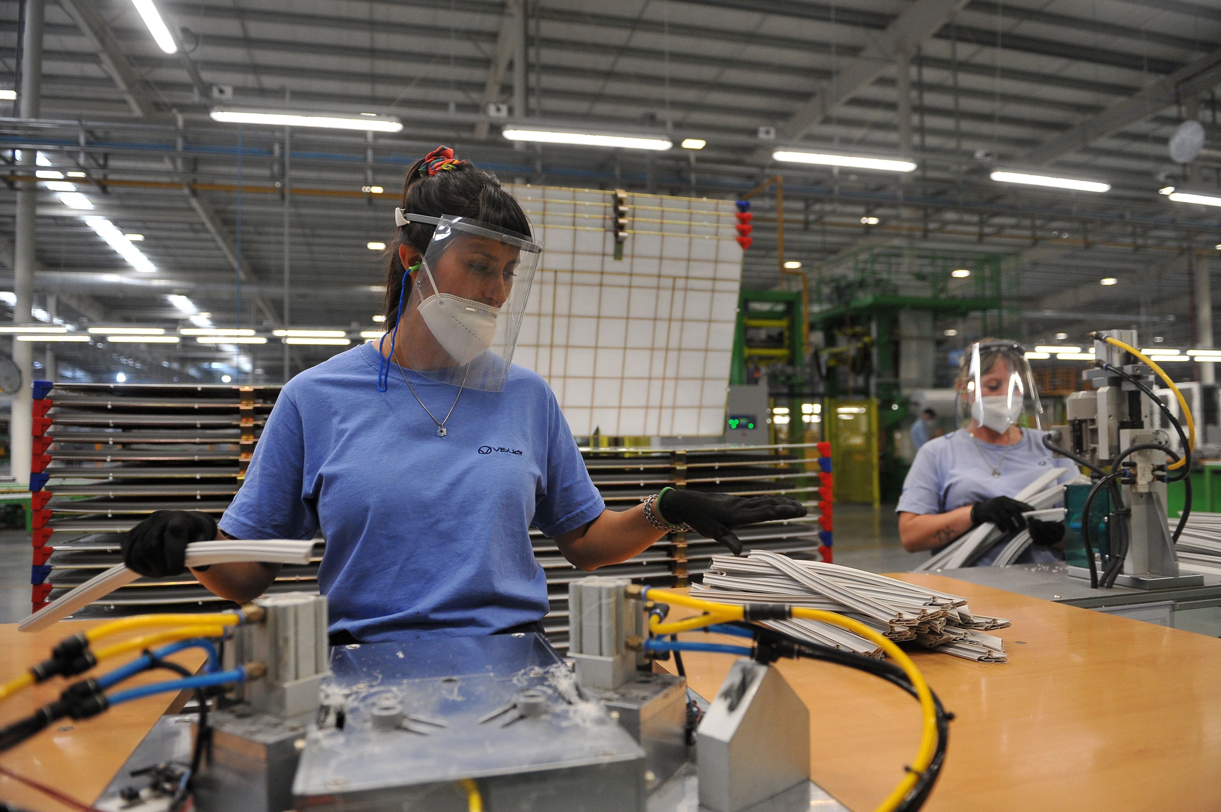 Según cifras oficiales, en los primeros diez meses de 2021, la actividad económica argentina acumuló un alza del 10,4 %. En la imagen un registro de archivo de una operaria de una fábrica de ensamble  de electrodomésticos, en la provincia de Cañuelas, en Buenos Aires (Argentina). EFE/Enrique García
