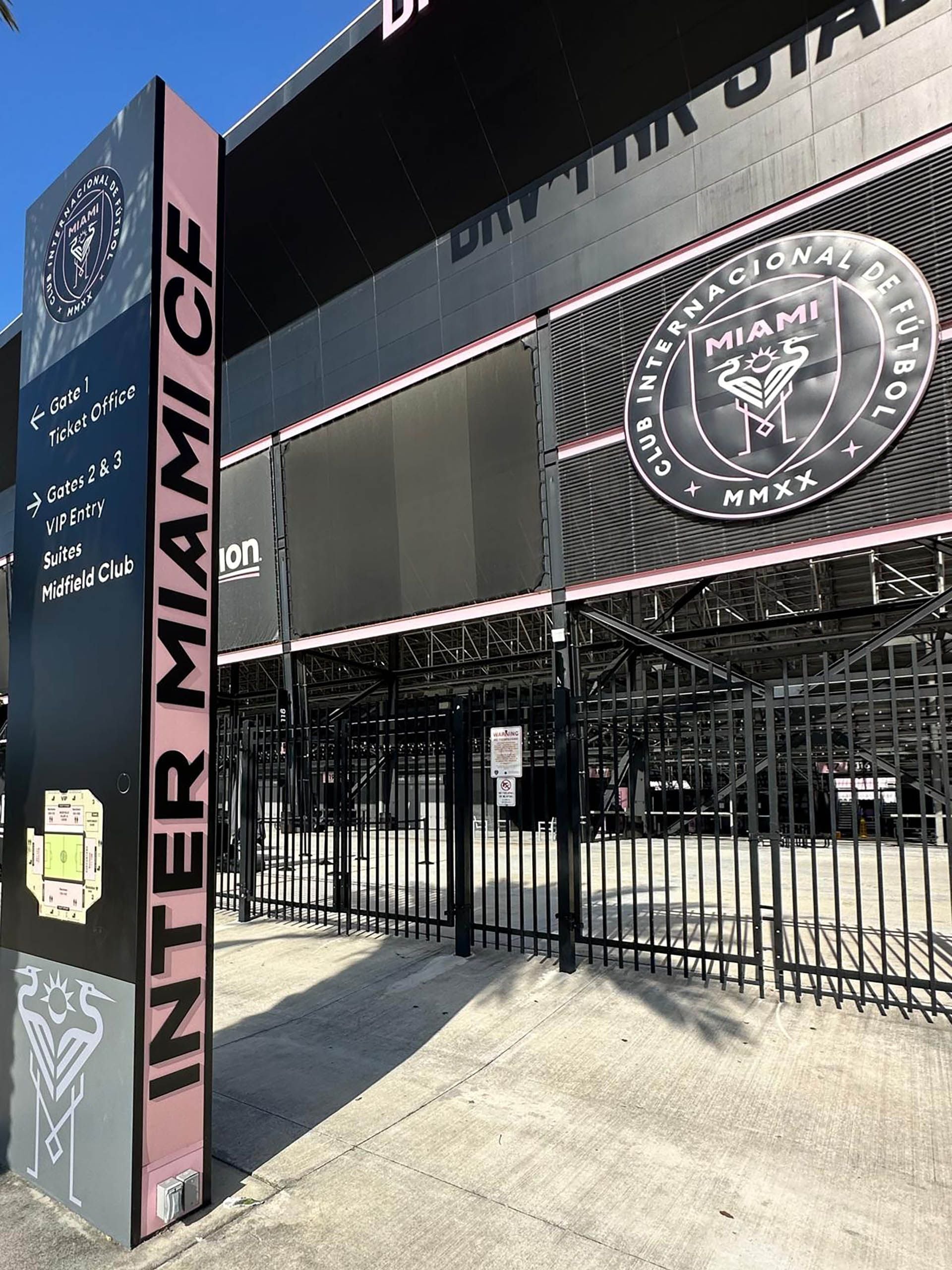 Fanáticos en las cercanías del estadio - Presentación de Messi en Inter Miami